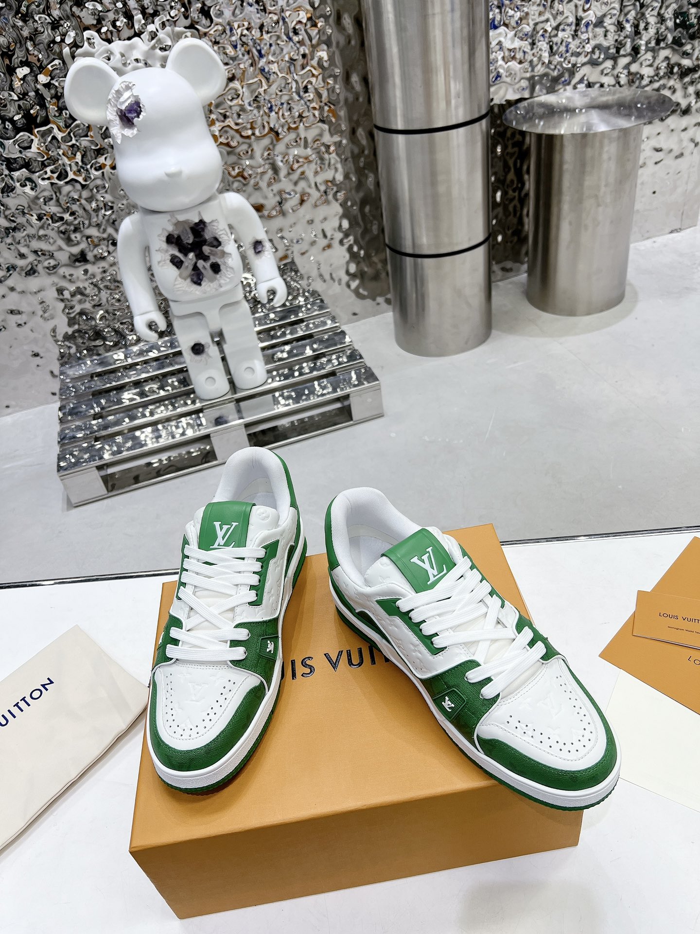 P360LV顶级版本35-45
2022新款 代购品质LV～路易威登Lv TRAINER最好看的运动鞋，驴牌力推新品，官网限定款复古篮球运动鞋！高帮低帮均花血本购入原版1:1精准复刻、细节很无敌、诚意满满、进口定制原版牛皮，原版一致套包做法，细节百分百还原、私模定制原版一体成型TPU大底、区别于别家、没有原版是开不出这效果的！
             
 男女款35-40 39-45（46定做不退换）