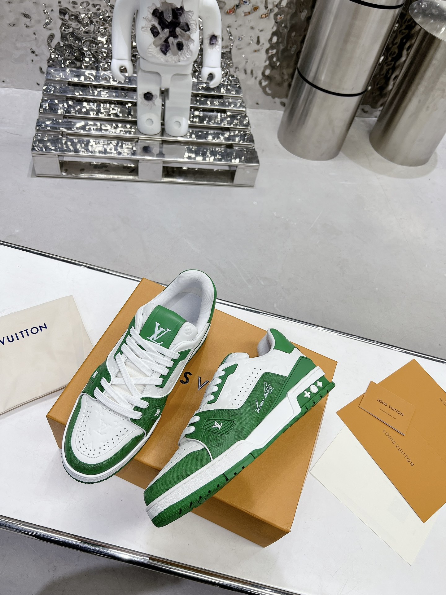 P360LV顶级版本35-45
2022新款 代购品质LV～路易威登Lv TRAINER最好看的运动鞋，驴牌力推新品，官网限定款复古篮球运动鞋！高帮低帮均花血本购入原版1:1精准复刻、细节很无敌、诚意满满、进口定制原版牛皮，原版一致套包做法，细节百分百还原、私模定制原版一体成型TPU大底、区别于别家、没有原版是开不出这效果的！
             
 男女款35-40 39-45（46定做不退换）
