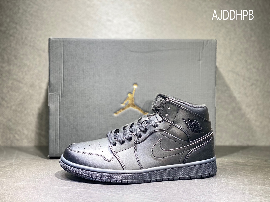 240 NIKE Air Jordan 1 mid乔丹中帮休闲板鞋 557424-093