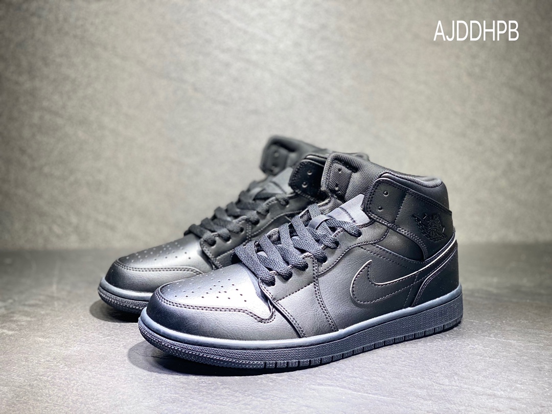 240 NIKE Air Jordan 1 mid乔丹中帮休闲板鞋 557424-093