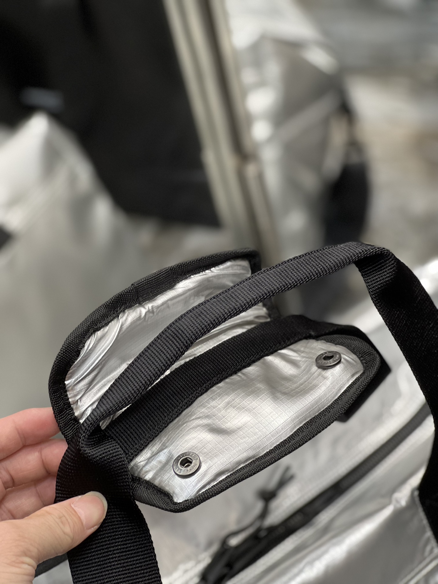 尼龙旅行手提袋耐磨耐造的抛光尼龙布料织带把手和软垫肩带轻便时尚包包容量非常大手拎或者单肩挎着都很大气简约