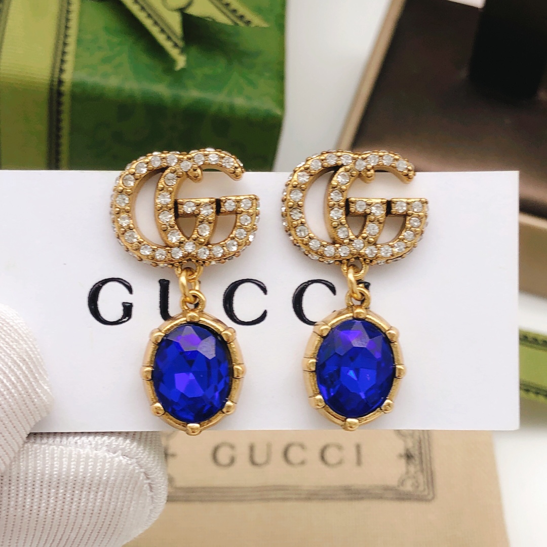 Número GED281 Gucci aretes azules doble G, logo doble G muy reconocible más una gran gema 💎, diferentes colores combin…