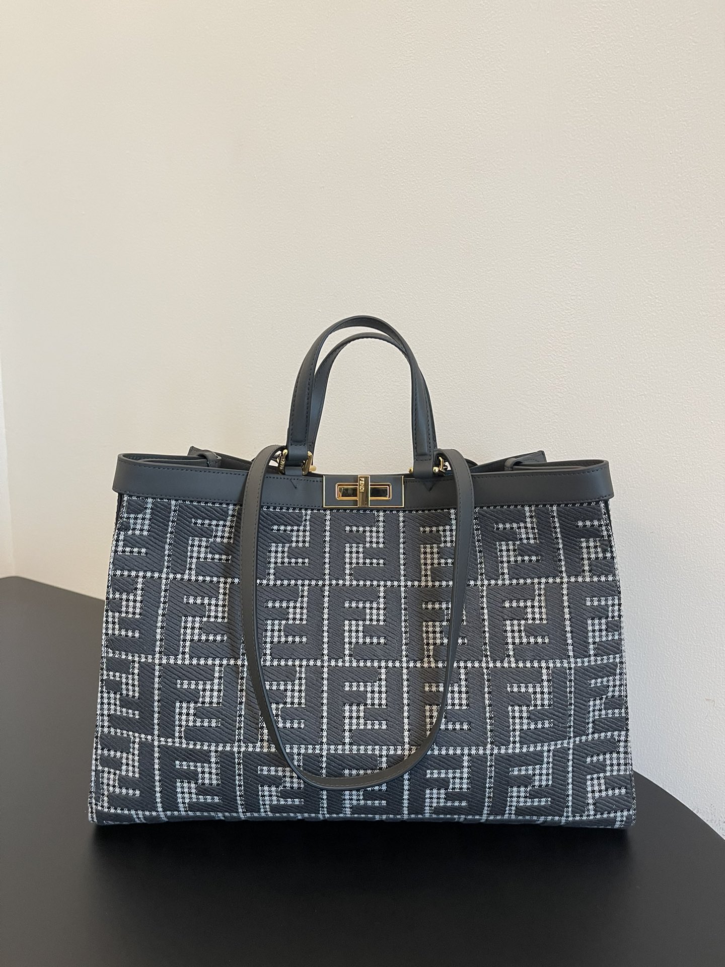 ¿Dónde debo comprar réplica?
 Fendi Peekaboo Nuevo
 Bolsos de Tote Negro Malla negra Lona Vintage