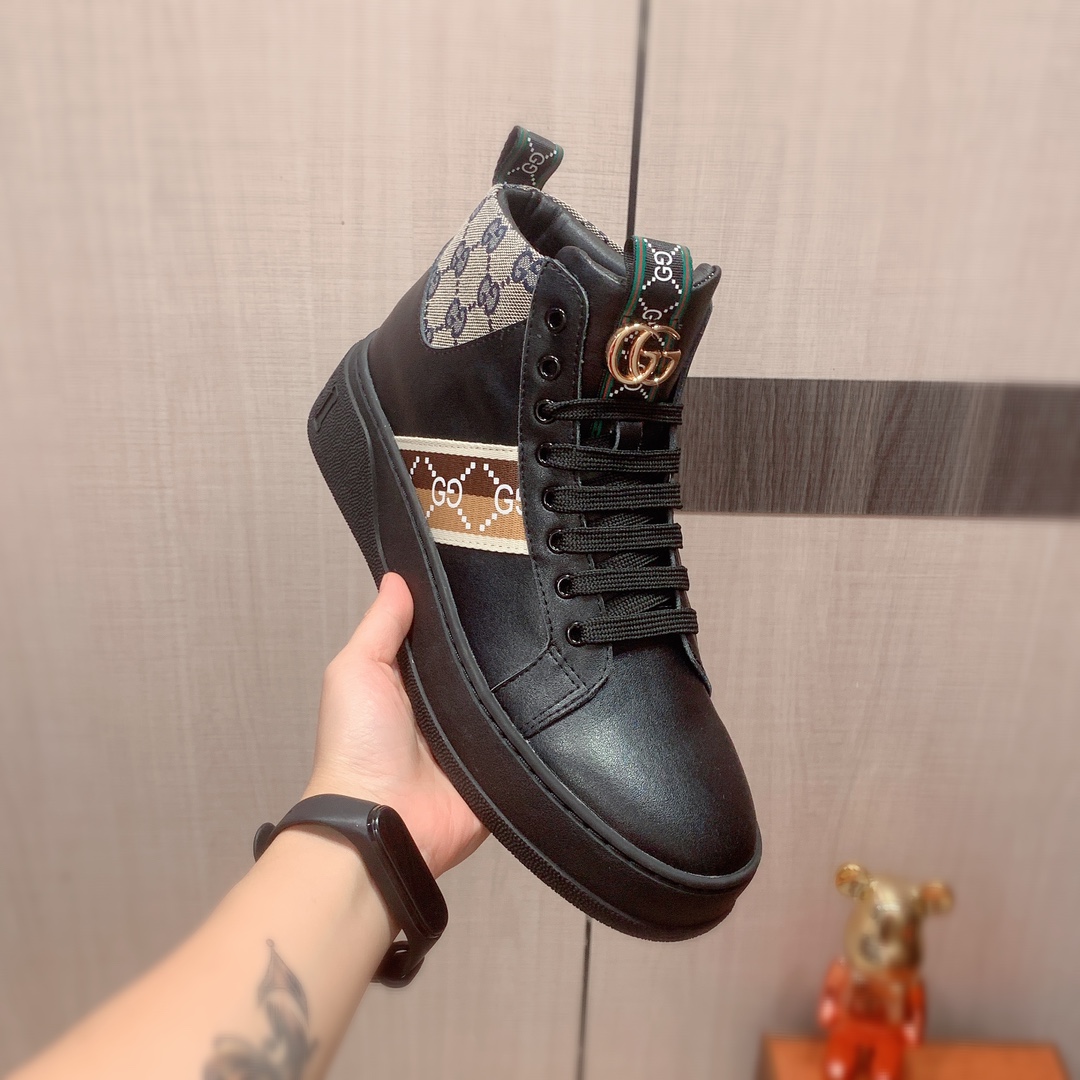 14 高帮: Gucci  古奇   最新爆款休闲鞋，顶端品牌奢侈～代购，顶级～质量。专柜同卖产品鞋面選用进口透气牛皮材质透气羊皮内里精细做工。原版个性时尚柔软橡膠耐磨防滑大底，上脚轻巧舒适，实物拍摄實物更好看，012广州码: 38-44。白色，黑色入选