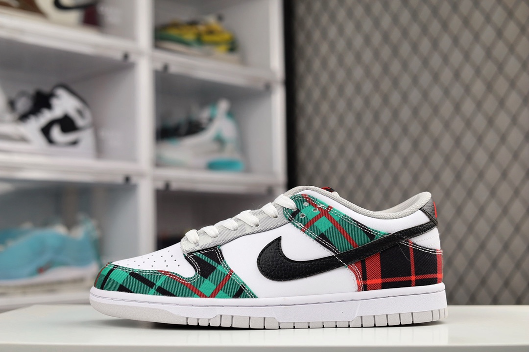 H0 Nike Dunk Low SB扣碎篮板时尚休闲板鞋鞋款采用黑色和白色以及蓝色作为主配色，和大底一样，鞋带采用了海军蓝的颜色，形成上下呼应的设计。此次Swoosh采用了白色，这就和熊猫Dunk有了区分，同时在鞋后跟上的“NIKE”刺绣字样，也采用了白色，此举瞬间提升了整体质感。