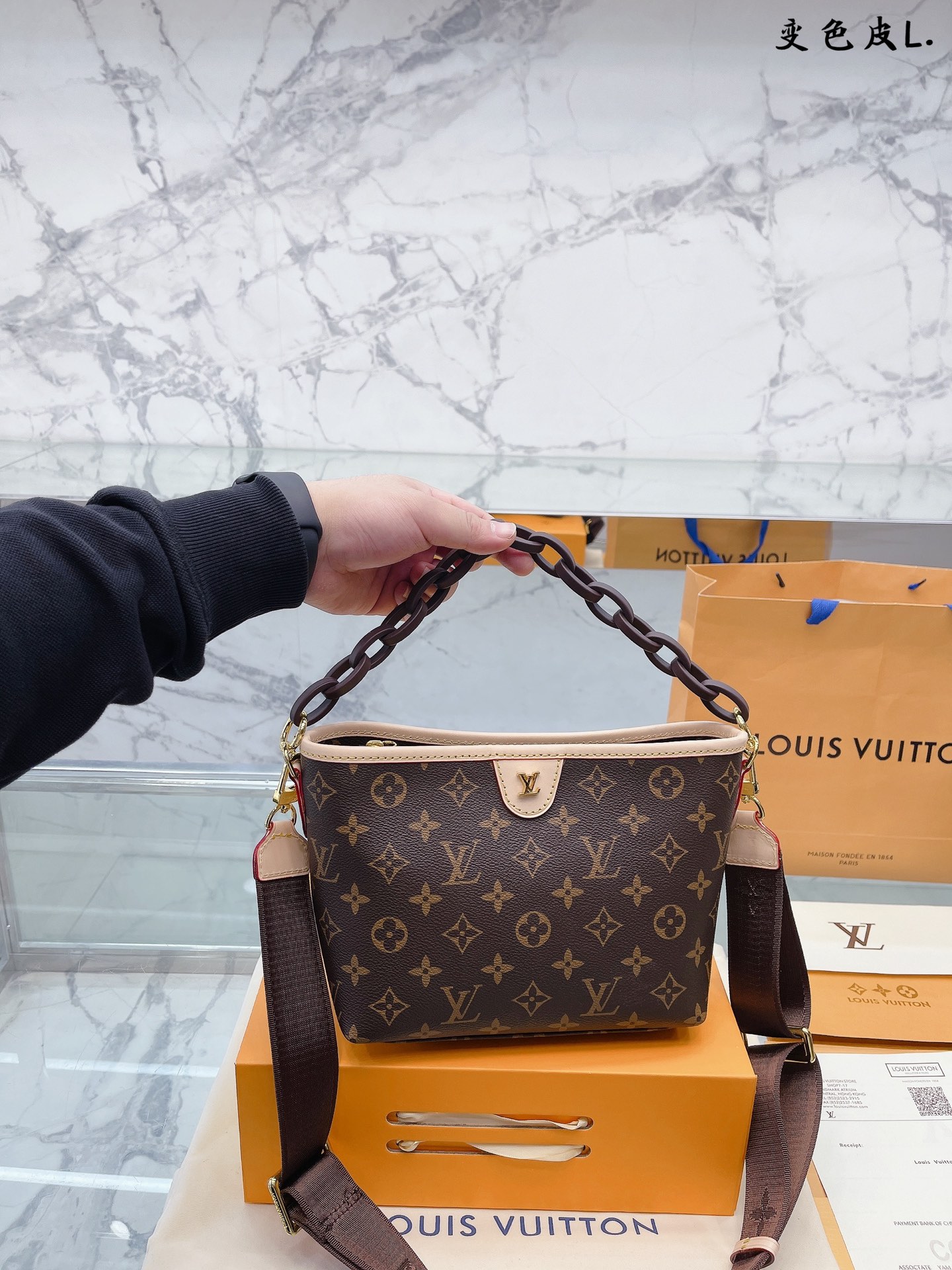 J5 变色皮  Louis Vuitton 路易威登 LV  BlurryMonogram涂层帆布斜挎包 尺寸22 18cm