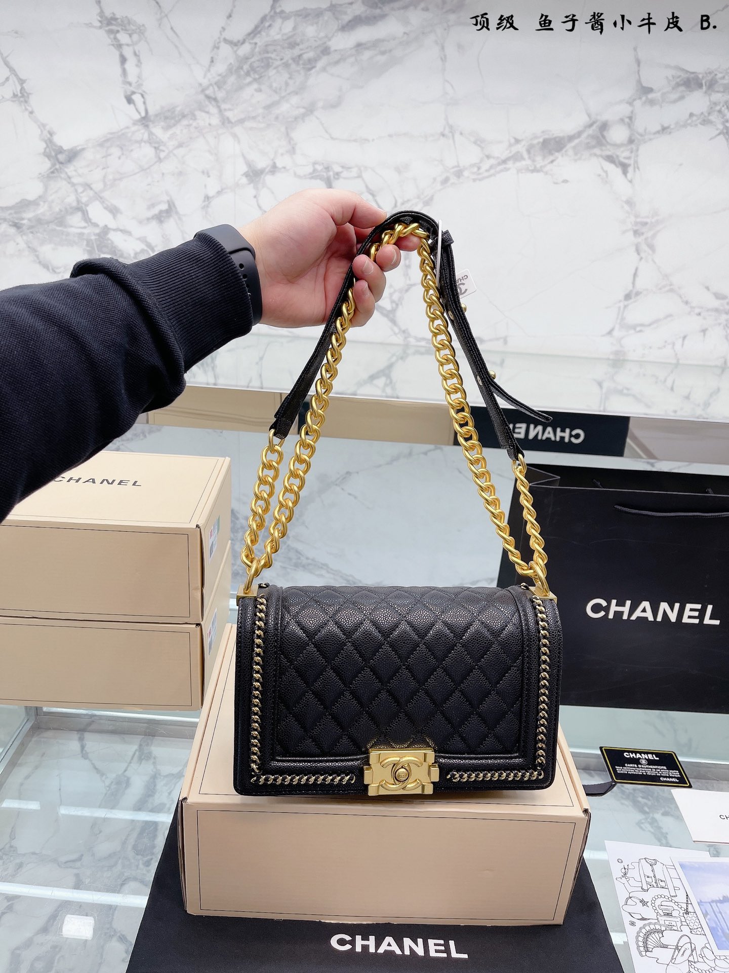L0 原单 鱼子纹 牛皮 “里外全皮 Leboy 链条 辣妈包”  折叠礼盒包装 配礼盒Chane Leboy新品菱格辣妈包 香奈儿 辣妈经典 集高端于一身 梦幻之作 Chanelleboy尽显女人气质 原版鎏金五金 版型超正手感柔软 走线非常的整齐 做工精致 完美打造 尺寸大号26 15cm