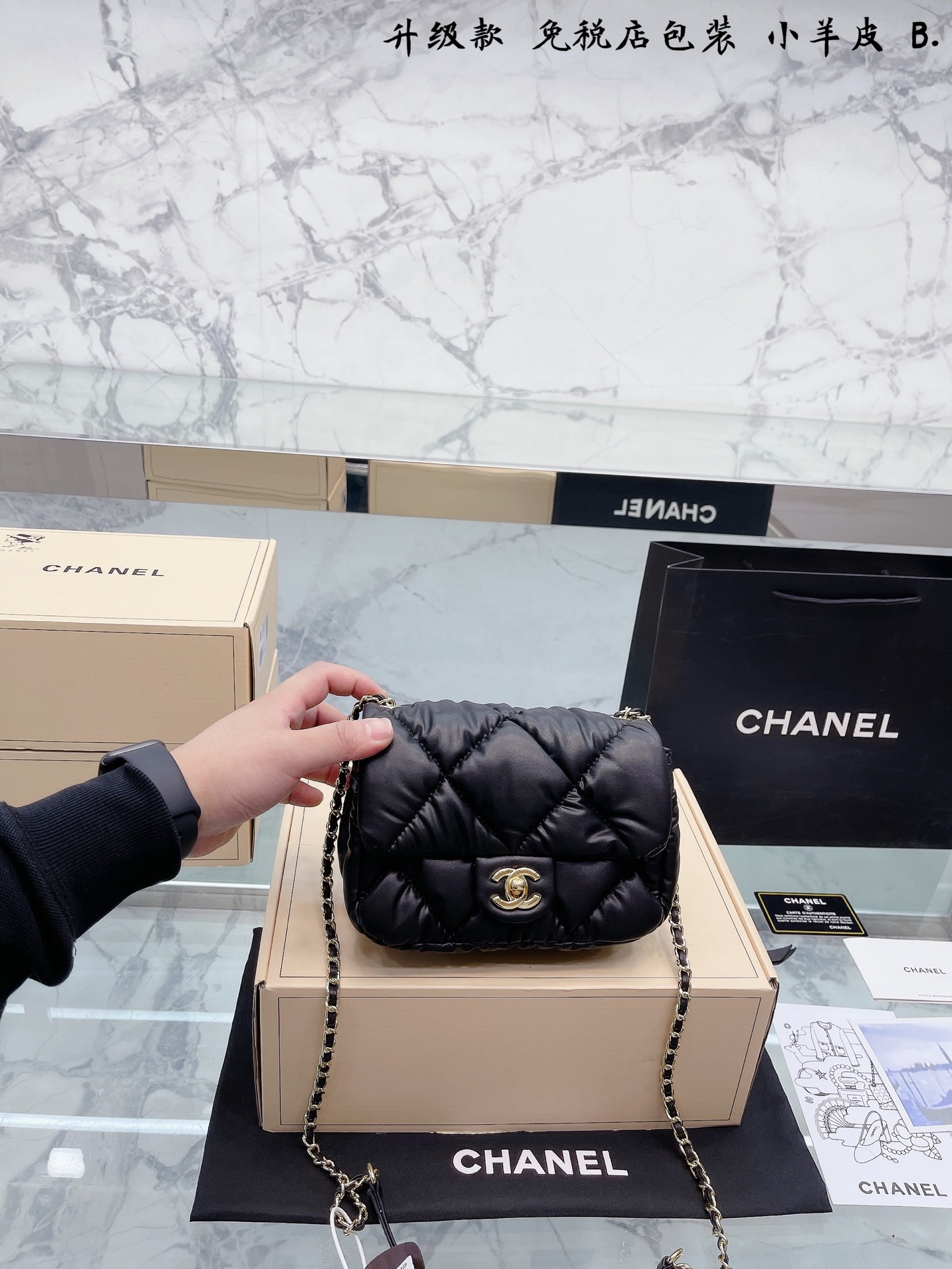 J5 小羊皮 升级款 免税店包装 Chanel 香奈儿 新品 Ss21 菱格刺绣cf泡泡包 专柜走秀款 这个太美啦简直chanel肩背斜挎款 多功能包，高级重工，原版定制品质 整体效果超级赞 杨幂同款独特又新颖 高品质 大号尺寸20 14cm