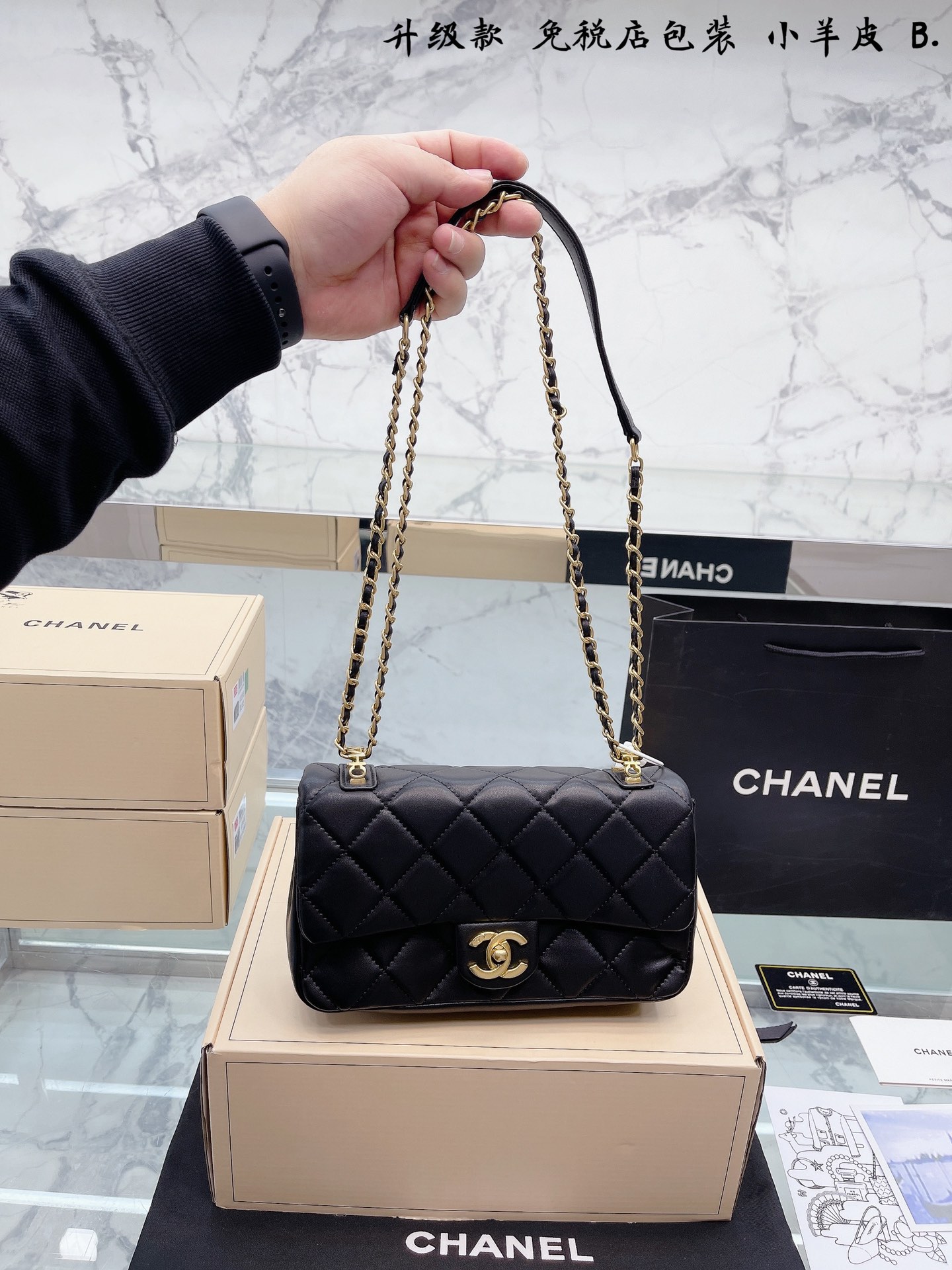 K0 小羊皮 升级款 免税店包装 Chanel 香奈儿 2022CF包 超火爆时尚单品 高版本 做工精细 进口五金 包身采用原厂定制牛仔布 让你无论是夏天还是冬天都能背上它出门 是不是性价比超级高 随便凹造型都是美美哒的街拍 酷到爆炸尺寸 23 14cm 新包装