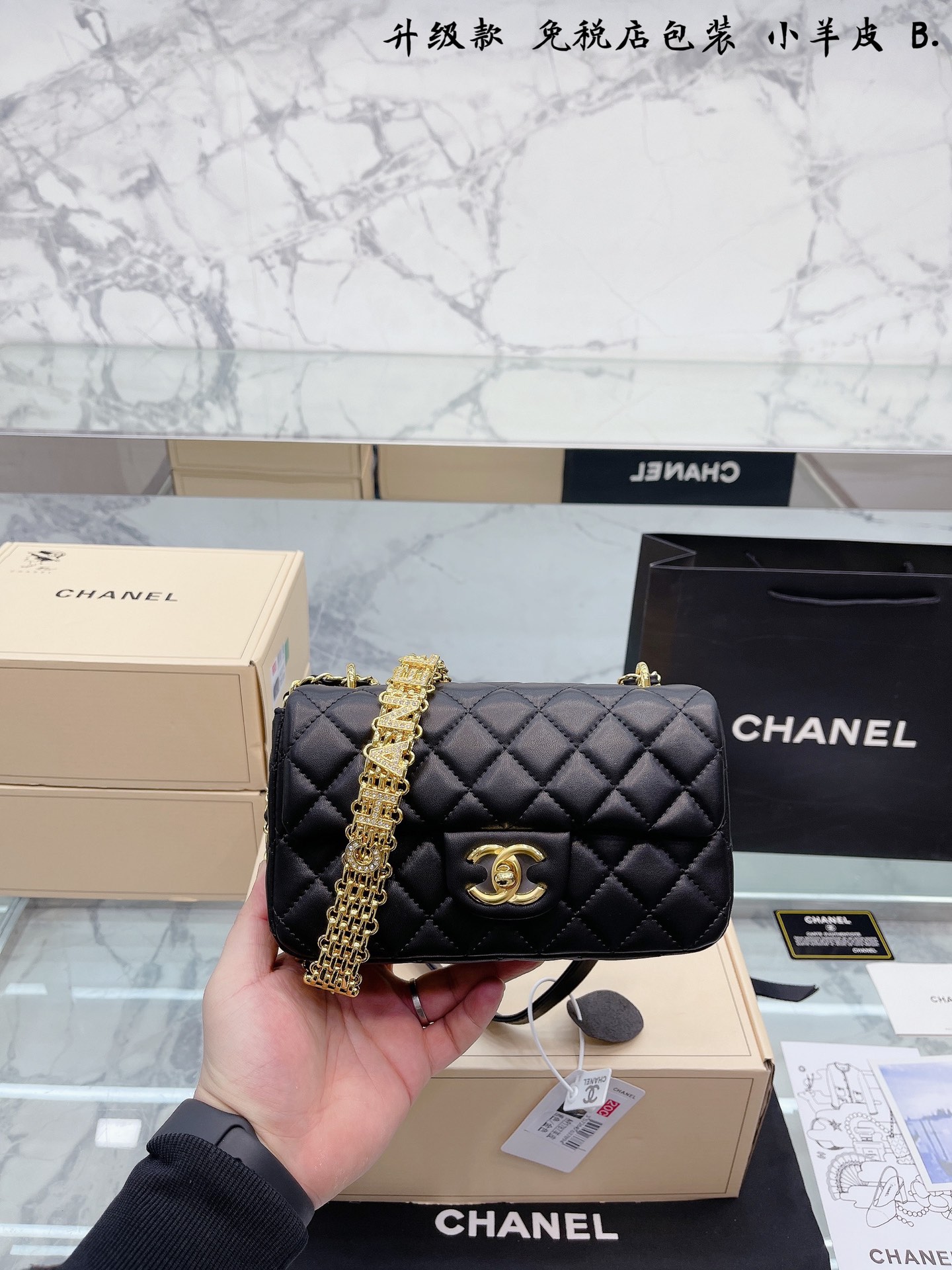 K0 小羊皮 升级款 免税店包装 Chanel 香奈儿 2022CF包 超火爆时尚单品 高版本 做工精细 进口五金 包身采用原厂定制牛仔布 让你无论是夏天还是冬天都能背上它出门 是不是性价比超级高 随便凹造型都是美美哒的街拍 酷到爆炸尺寸 20 13cm 新包装