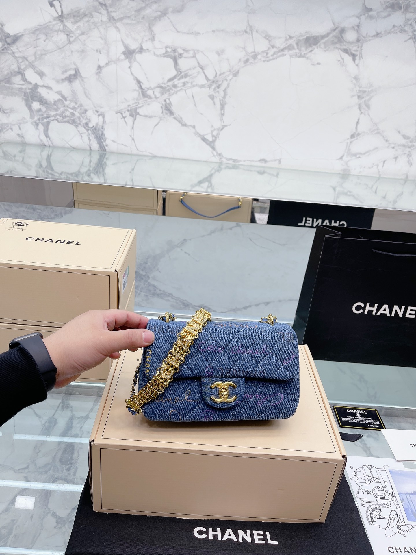 K0 涂鸦 丹宁 升级款 免税店包装 Chanel 香奈儿 2022CF包 超火爆时尚单品 高版本 做工精细 进口五金 包身采用原厂定制牛仔布 让你无论是夏天还是冬天都能背上它出门 是不是性价比超级高 随便凹造型都是美美哒的街拍 酷到爆炸尺寸 20 13cm 新包装
