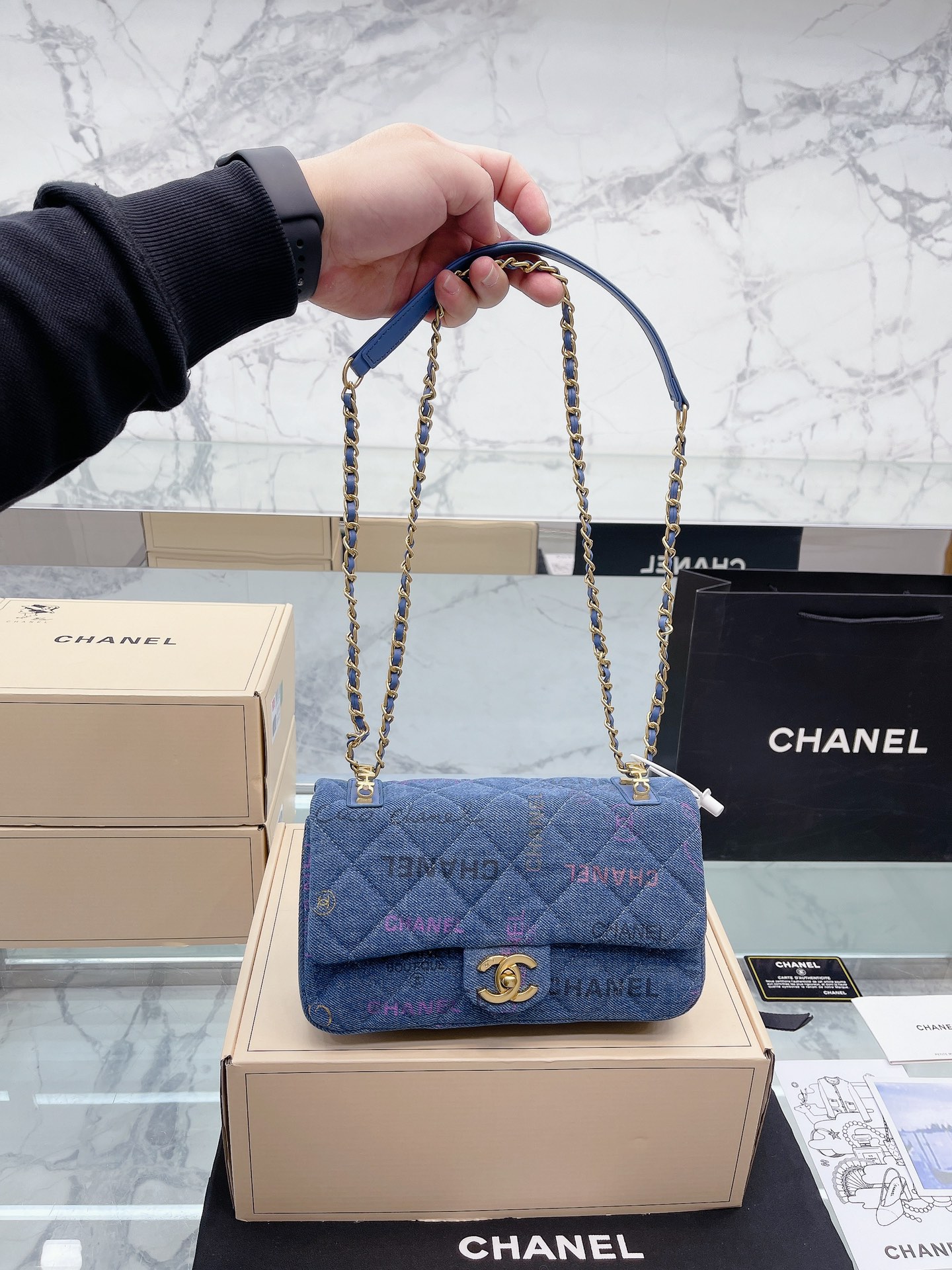 K0 涂鸦 牛仔 升级款 免税店包装 Chanel 香奈儿 2022CF包 超火爆时尚单品 高版本 做工精细 进口五金 包身采用原厂定制牛仔布 让你无论是夏天还是冬天都能背上它出门 是不是性价比超级高 随便凹造型都是美美哒的街拍 酷到爆炸尺寸 23cm