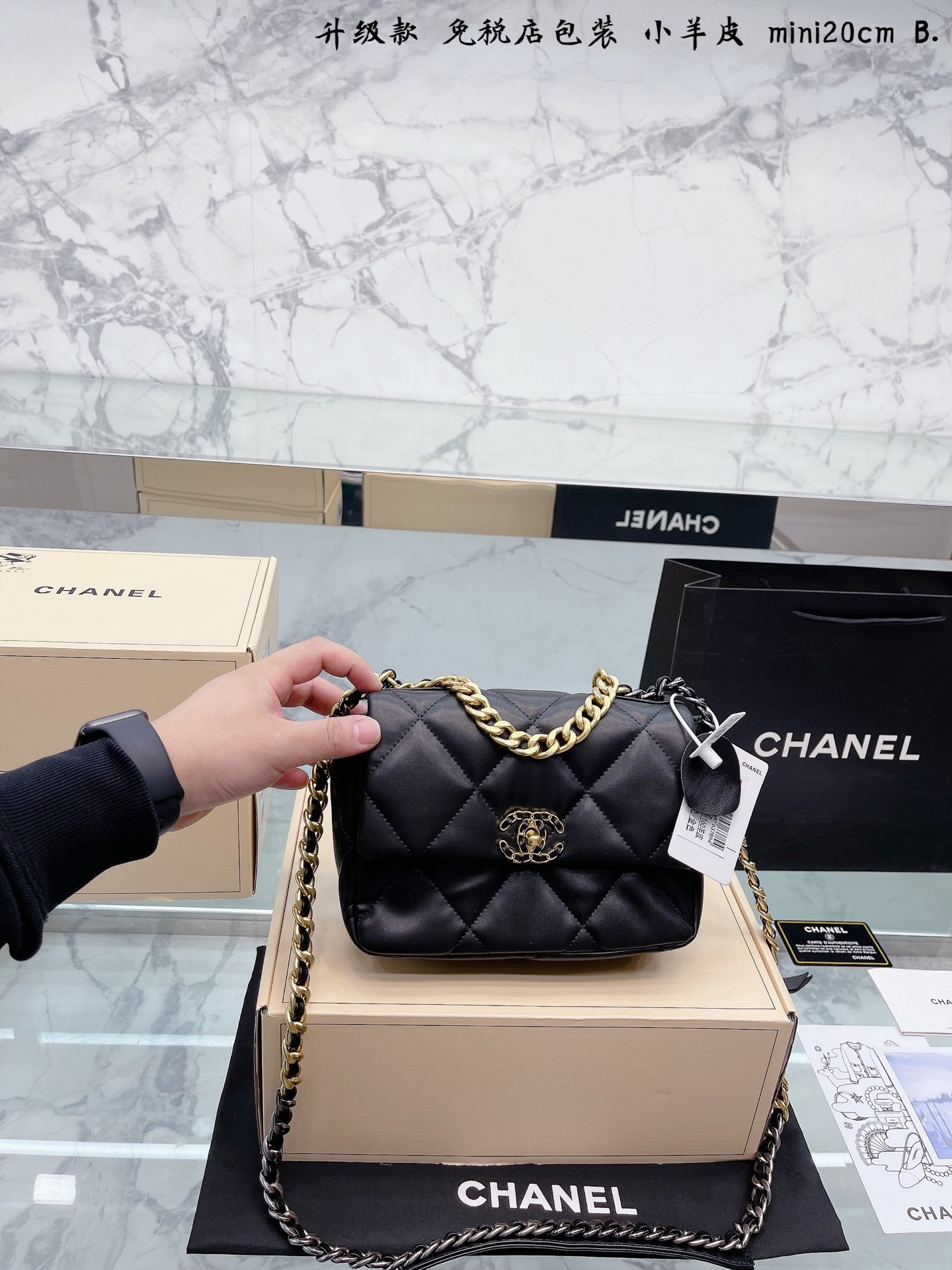 K0 小羊皮 免税店包装 mini 折叠礼盒包装 最能hold的住任何身段的搭配一定不会出错 Chanel19手袋口盖包 迷你 轻盈绵柔质感山羊皮结合大菱格设计元素三种背法:斜挎、单肩、手提 链条拼接:古金、古银、亮银 尺寸: 迷你20cm
