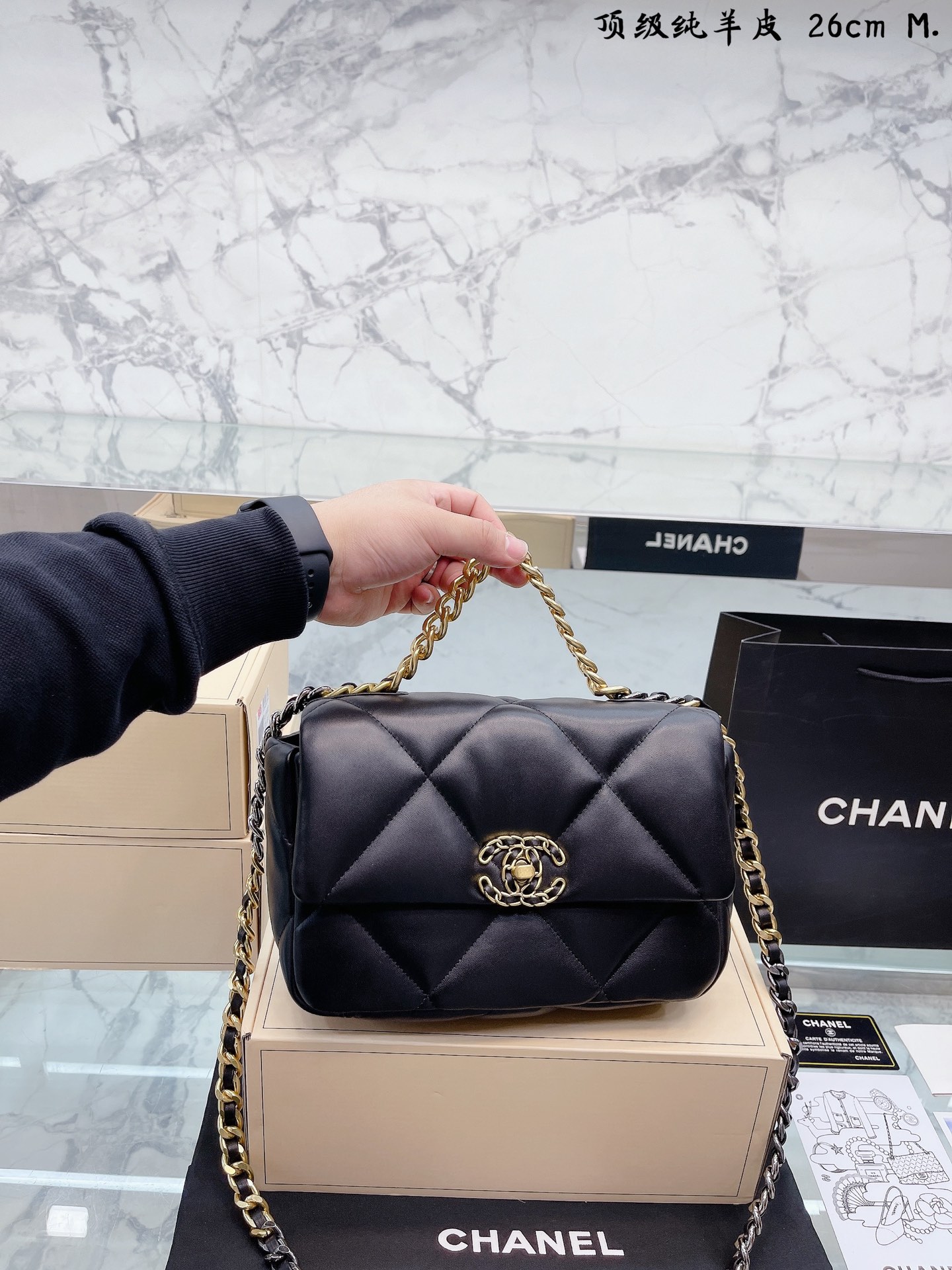 L0 纯羊皮 升级款免税店包装 折叠礼盒包装 最能hold的住任何身段的搭配一定不会出错 Chanel19手袋口盖包 轻盈绵柔质感山羊皮结合大菱格设计元素三种背法:斜挎、单肩、手提 链条拼接:古金、古银、亮银 尺寸: 26cm