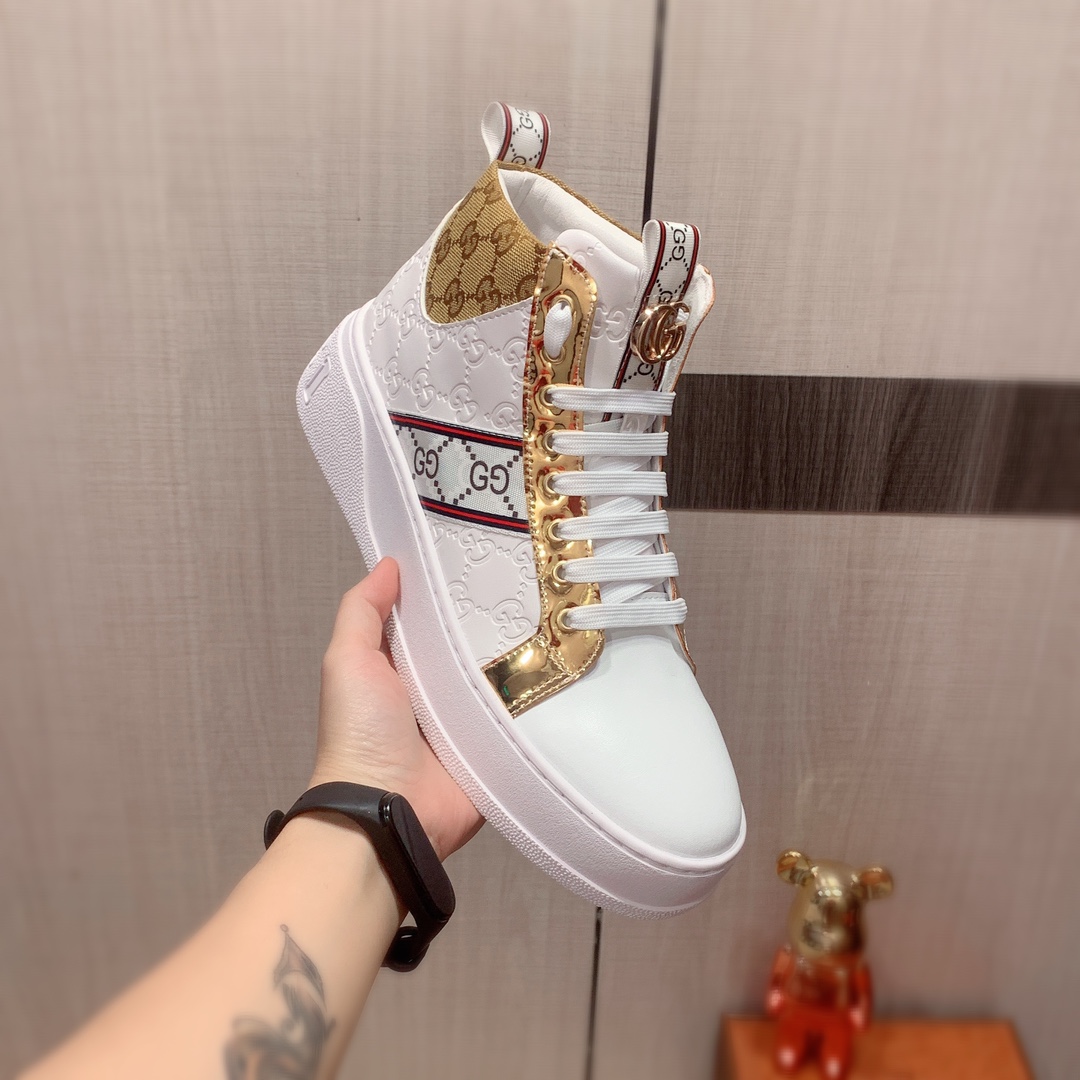 I5 高帮: Gucci  古奇   最新爆款休闲鞋，顶端品牌奢侈～代购，顶级～质量。专柜同卖产品鞋面選用进口透气牛皮材质透气羊皮内里精细做工。原版个性时尚柔软橡膠耐磨防滑大底，上脚轻巧舒适，实物拍摄實物更好看，012广州码: 38-44。白色，黑色入选