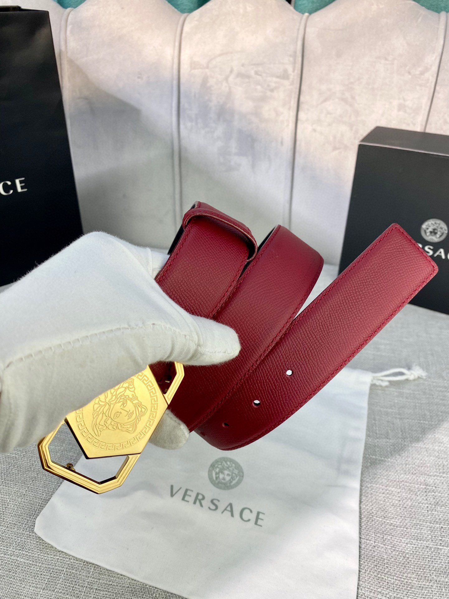 宽度4.0cmVERSACE范思哲此款手掌纹腰带饰有标志性的Versace美杜莎头像带扣彰显品牌格调是一