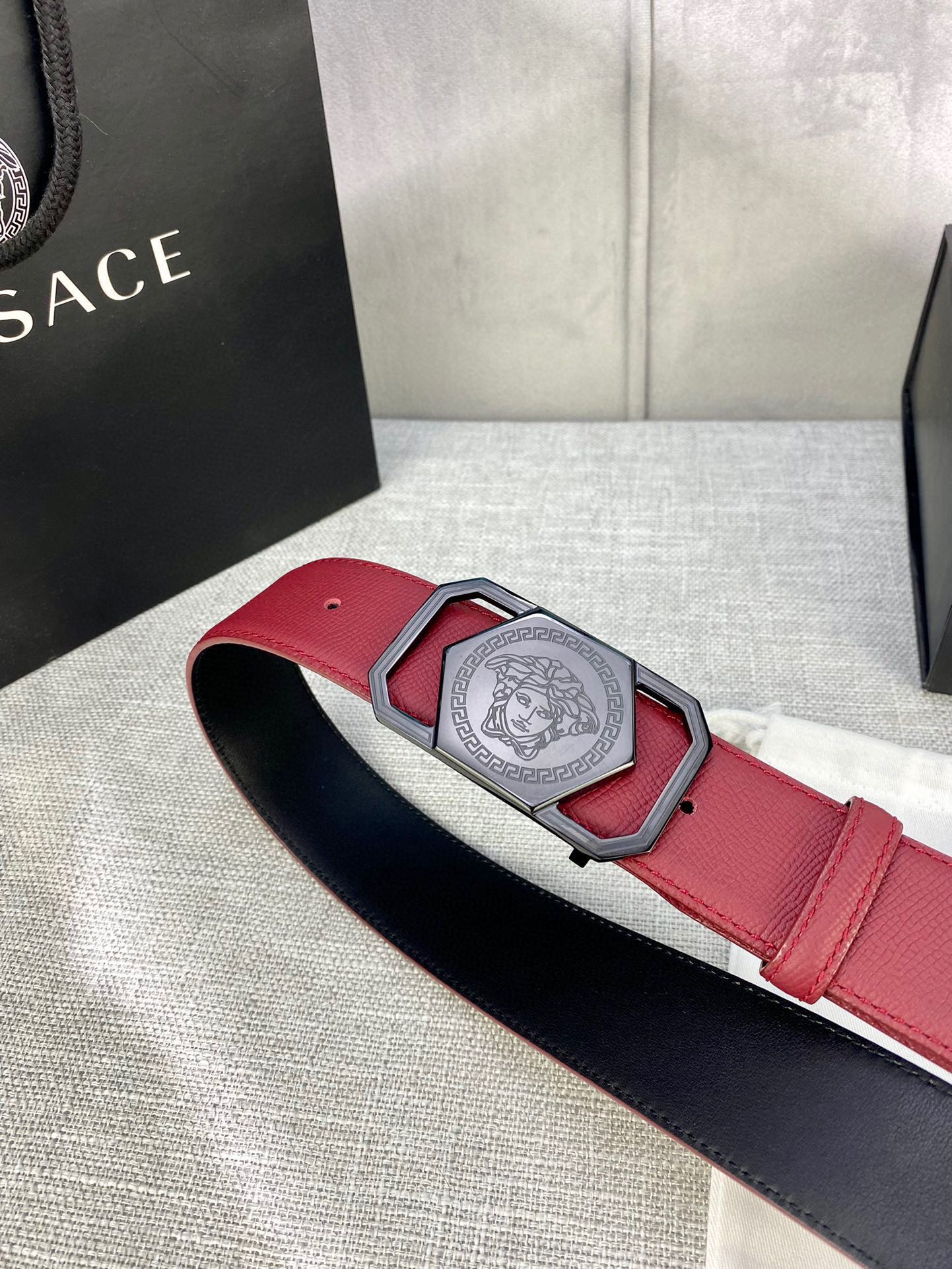 宽度4.0cmVERSACE范思哲此款手掌纹腰带饰有标志性的Versace美杜莎头像带扣彰显品牌格调是一