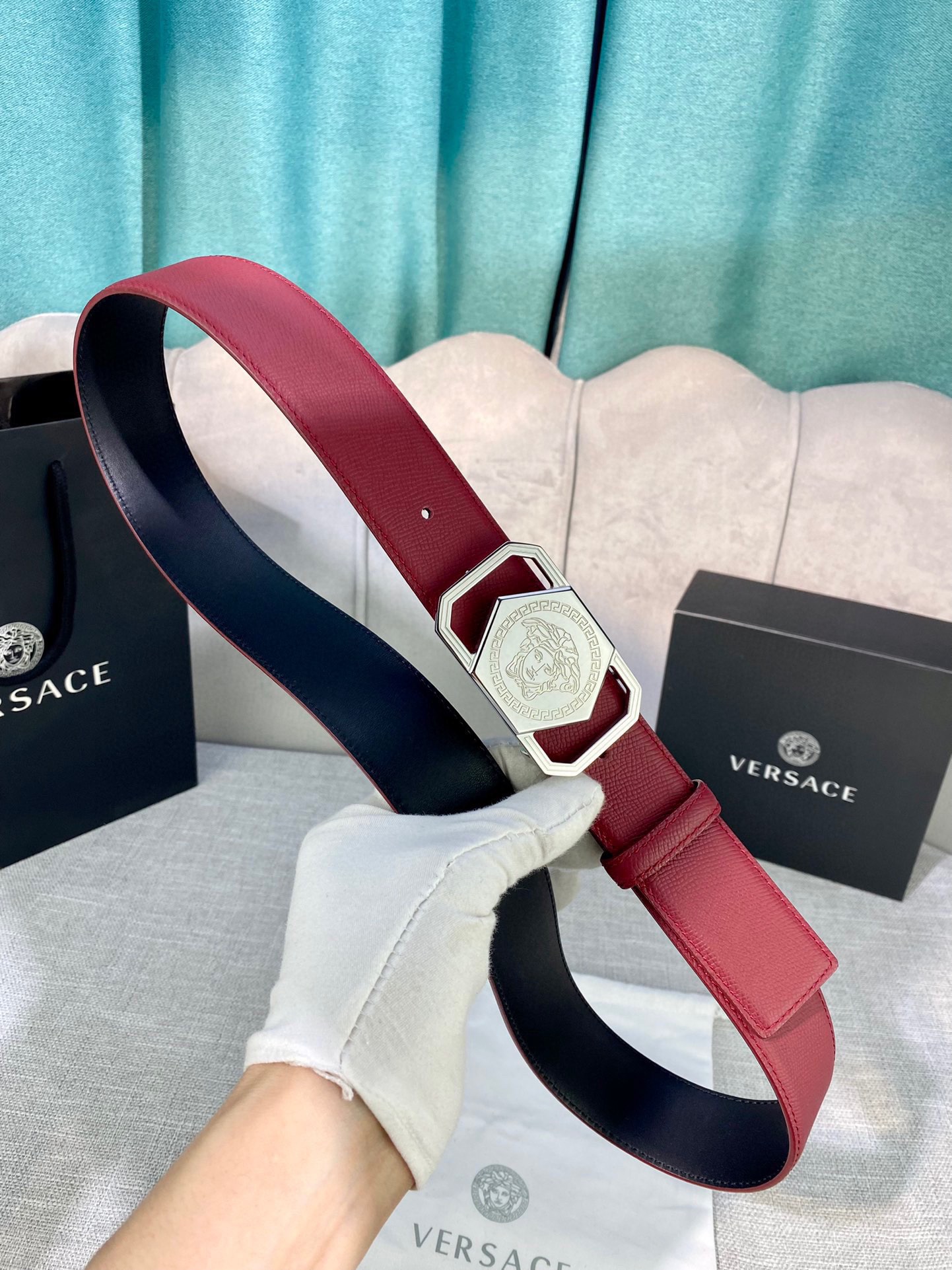 宽度4.0cmVERSACE范思哲此款手掌纹腰带饰有标志性的Versace美杜莎头像带扣彰显品牌格调是一