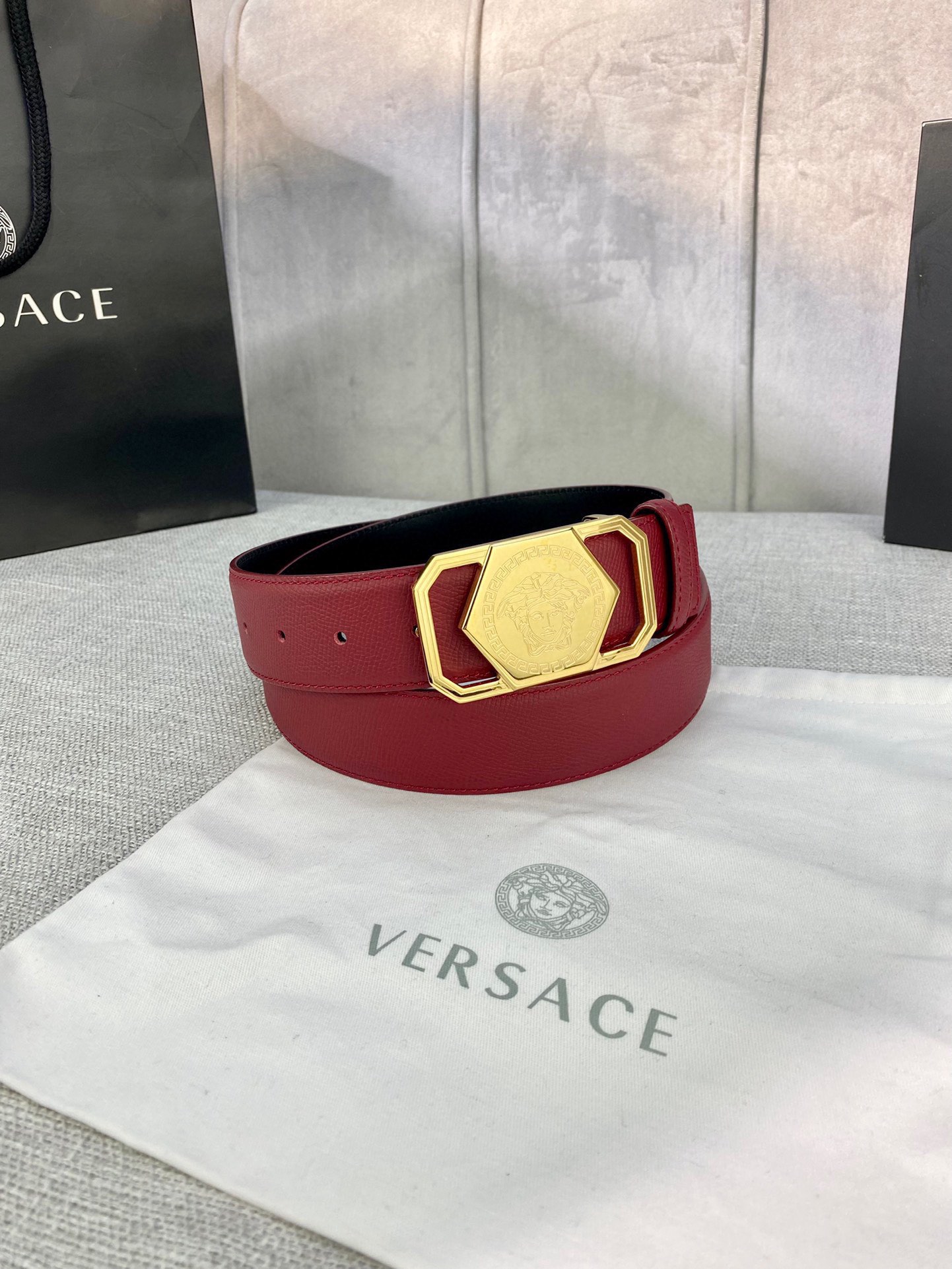 宽度4.0cmVERSACE范思哲此款手掌纹腰带饰有标志性的Versace美杜莎头像带扣彰显品牌格调是一