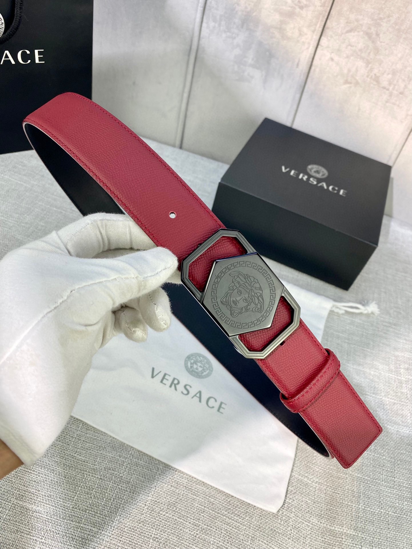 宽度4.0cmVERSACE范思哲此款手掌纹腰带饰有标志性的Versace美杜莎头像带扣彰显品牌格调是一