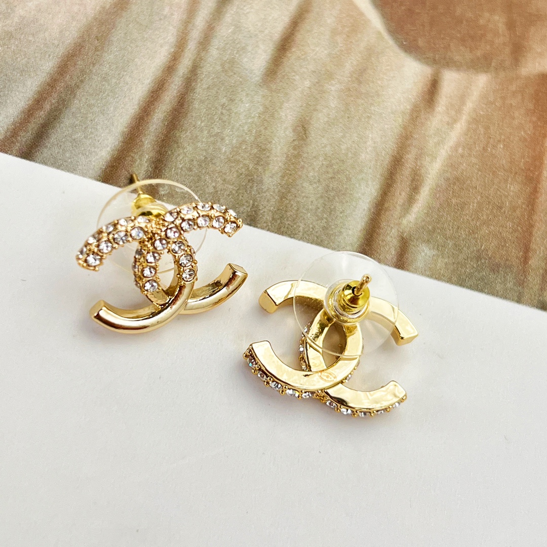 新款☑️CHANEL香奈儿双c半钻耳钉耳环