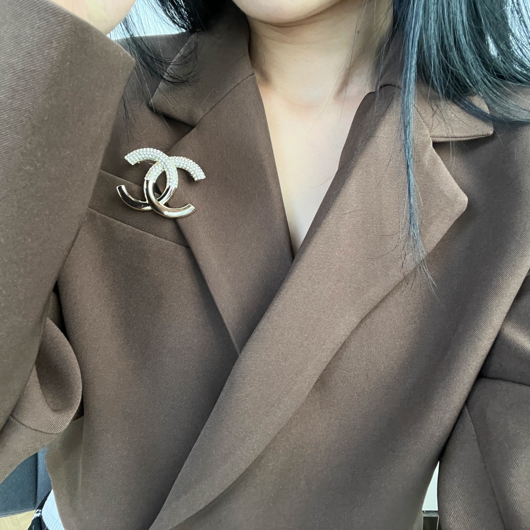 新款☑️CHANEL香奈儿双c半钻胸针