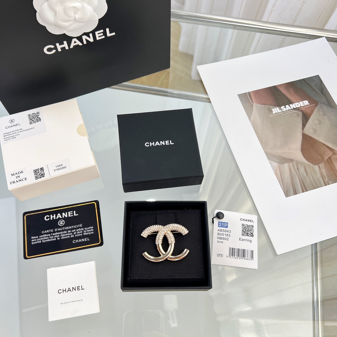 新款☑️CHANEL香奈儿双c半钻胸针