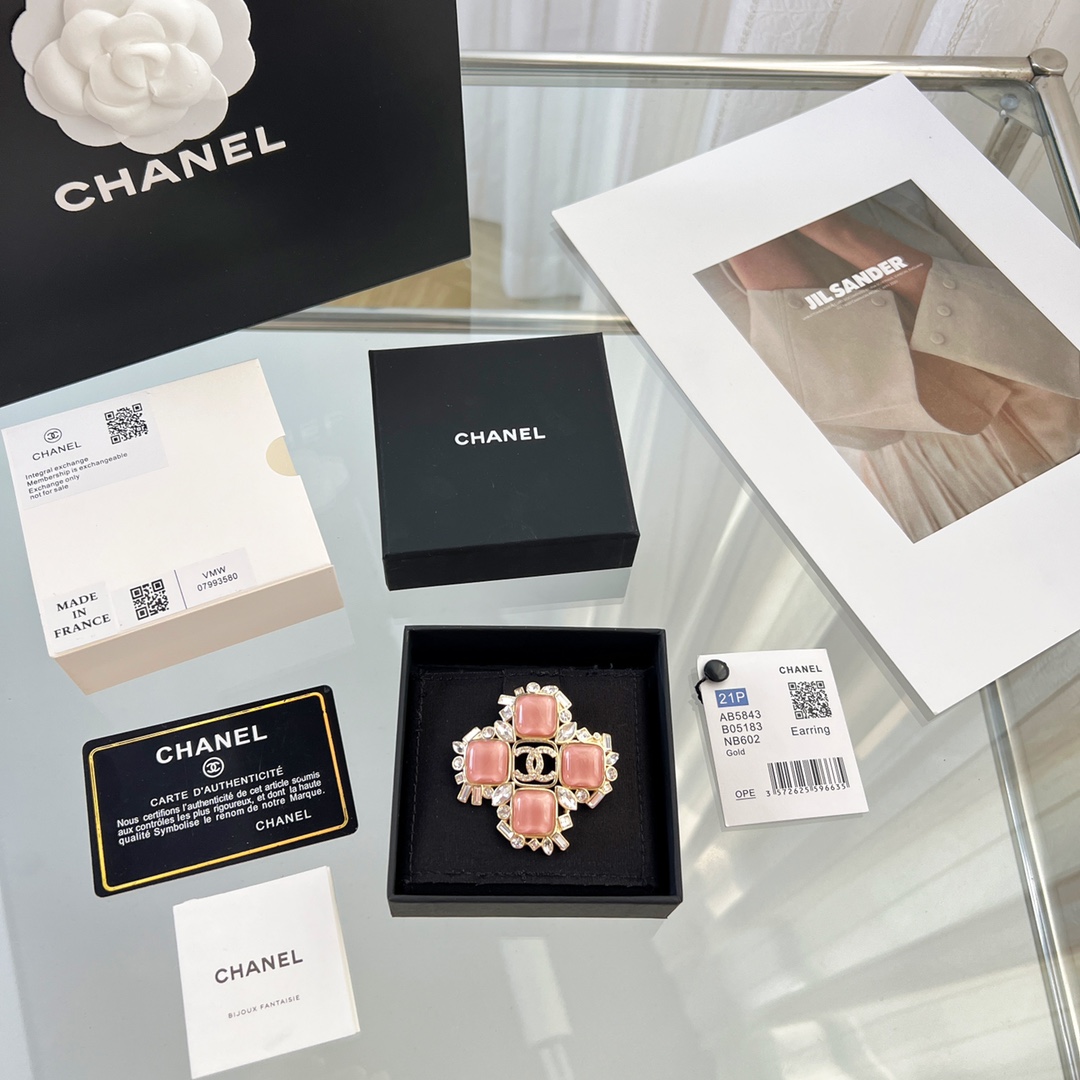 新款☑️CHANEL香奈儿双c粉宝石胸针