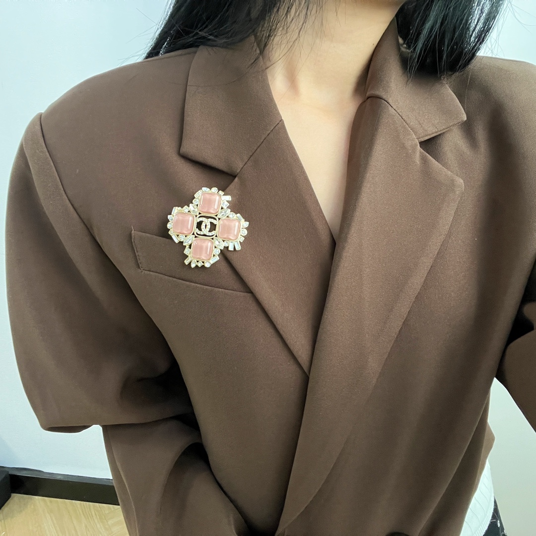 新款☑️CHANEL香奈儿双c粉宝石胸针
