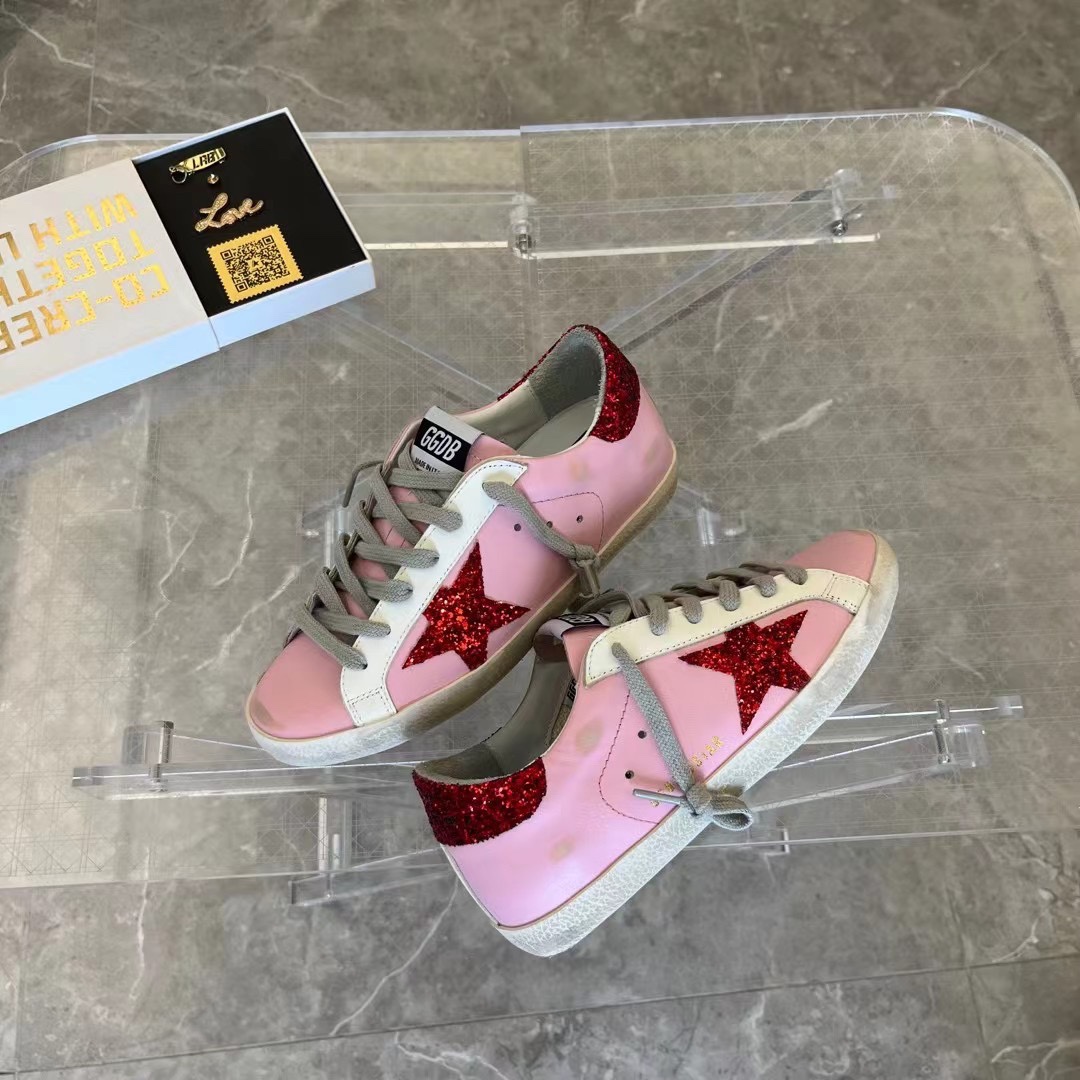 NO:172480,(Long-term goods. Order inquiry) Pink Red Star Couple Model. Original Single Niuli High-version. Don’t disturb the low-end!  2025 new ggdb star small dirty shoes golden goose dirty shoes high-version single shoes for men and women couples Golden Gse Deluxe Brand SUPER$TAR N pair of genuine disassembly version# The best market is not convinced, and it is better than the white shoes. It breaks the traditional aesthetics and the small dirty shoes have done it!  Celebrity private server demonstration is so versatile!  No need to worry about washing shoes anymore!  The upper is original matte cowhide (the essence of old making) Customized towel material   Italian cowhide, exclusive open mold latex pad cowhide insole, original replica open molding and pressing code. GGDB letter punching. The 3.5cm height-enhancing insole can be taken out. The old craftsman polished by hand, even the soles are unruly dirty, with a combination of edges and a high standard shipment!  Women's Size: 35-40. Men's Size 40-46 (Men's Size 10. Men's Size only adjust the upper and lower sizes) 34 Women 41 45 46 Custom-made without return and exchange Packaging: Full upgrade of new packaging. Cards, tags, cloth bags, casual shoes/sports shoes, sneakers, cowhide, gold19860909（长期做货.订单询价） 粉色红星情侣款.原单牛里高版本.低端勿扰！ 2025新款 ggdb star 小脏鞋黄金鹅脏脏鞋高版本男女情侣款单鞋Golden Gse Deluxe Brand SUPER$TAR N双正品拆解打版# 市场最优不服来比 # 火红程度比小白鞋还要早,打破传统审美,小脏鞋做到了！明星私服上脚示范 就是这么百搭 ！再也不用担心洗鞋的问题啦！ 鞋面原版磨砂牛皮（做旧精髓所在） 内里定制毛巾料 意大利牛皮, 独家开模乳胶垫牛皮鞋垫,鞋垫原版复刻开模压码. GGDB字母冲孔. 3.5cm内增高鞋垫可以拿出来 老工匠手工打磨,就连鞋底也是不羁的脏,包边组合大底,高标准出货！ 女码:35-40. 男码40-46（男码10. 男码只调上下码） 34 女 41 45 46 可定做不退换 包装:全线升级新包装. 卡片,吊牌,布袋,休闲鞋/运动鞋,sneakers,cowhide,gold,Women's Shoes