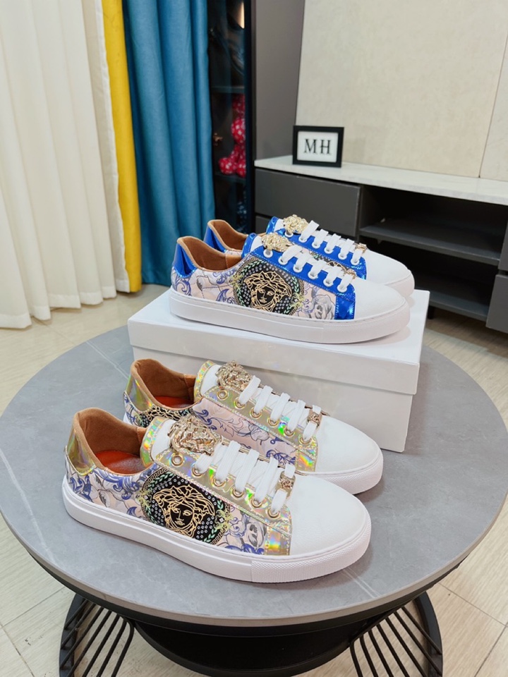 I0 VERSACE 范思哲   巴黎时装走秀款专柜同步上市进口镜面材料搭配头层牛皮制成内里采用头层羊皮里,鞋面的织带设计绝对的奢华打造,引领时尚新概念.配码：38-44