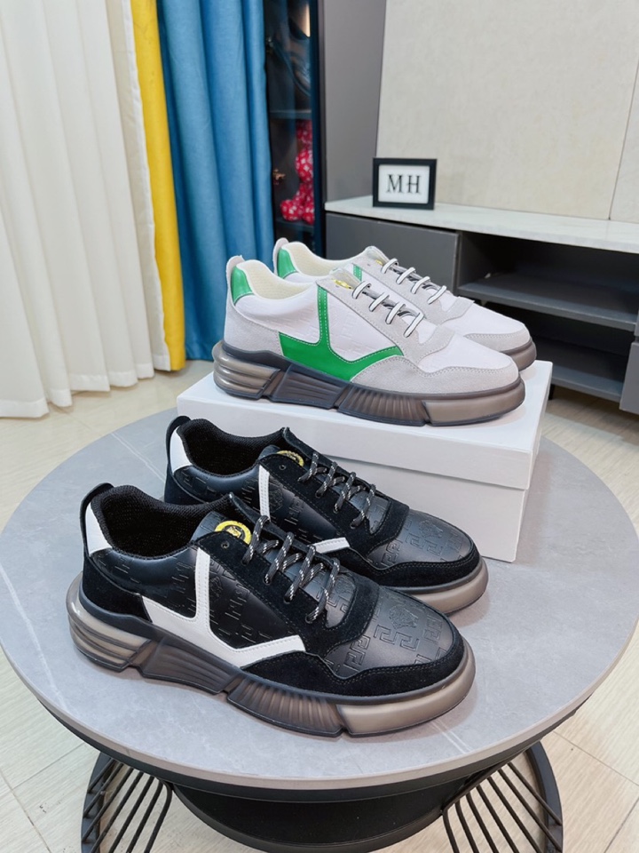 I5 VERSACE 范思哲   巴黎时装走秀款专柜同步上市进口镜面材料搭配头层牛皮制成内里采用头层羊皮里,鞋面的织带设计绝对的奢华打造,引领时尚新概念.配码：38-44