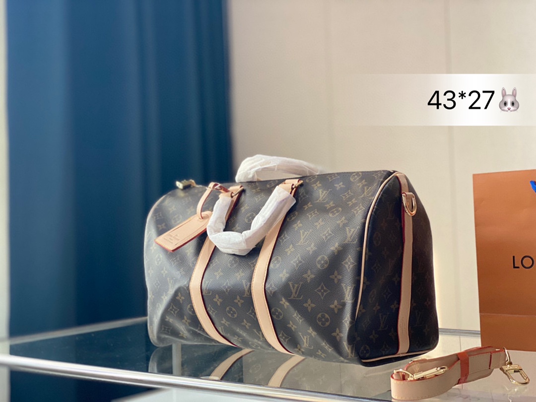 Kee  Louis Vuitton 路易威登 LV Kee 这是超酷的一只包 可以做健身包，也可做旅行袋 容量超级感人非常的实用! 出差三四天背这只包，衣服和洗漱用品完全足够!最主要是凹造型最棒了~ 马上爱豆出街的赶脚 路易威登Louis Vuitton 9VintageMusevie 中古店Iv kee43*27cm