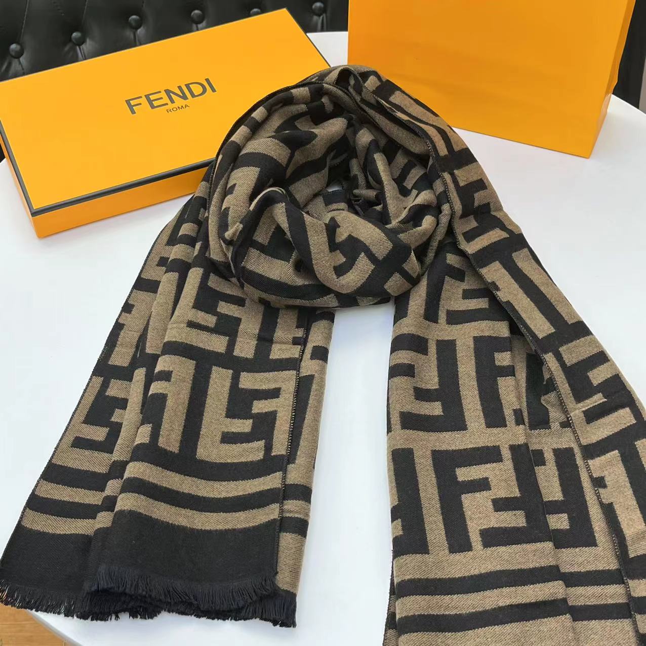 Fendi/芬迪 全套包装发票高品质羊绒单色双面围巾披肩