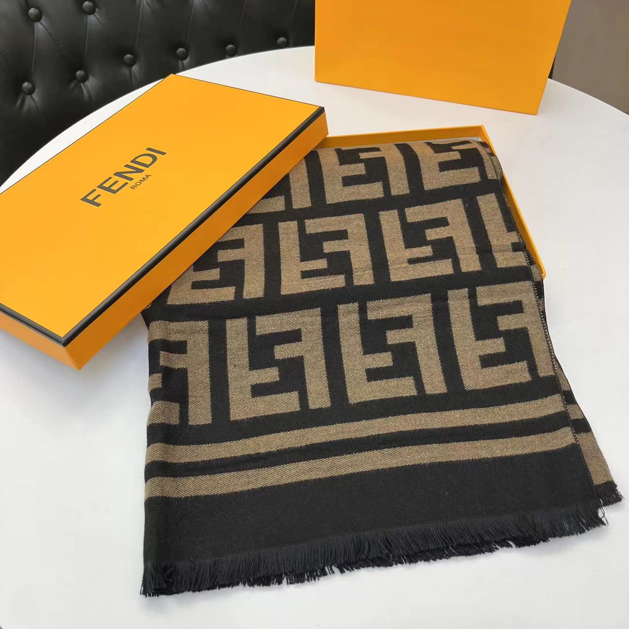 Fendi/芬迪 全套包装发票高品质羊绒单色双面围巾披肩