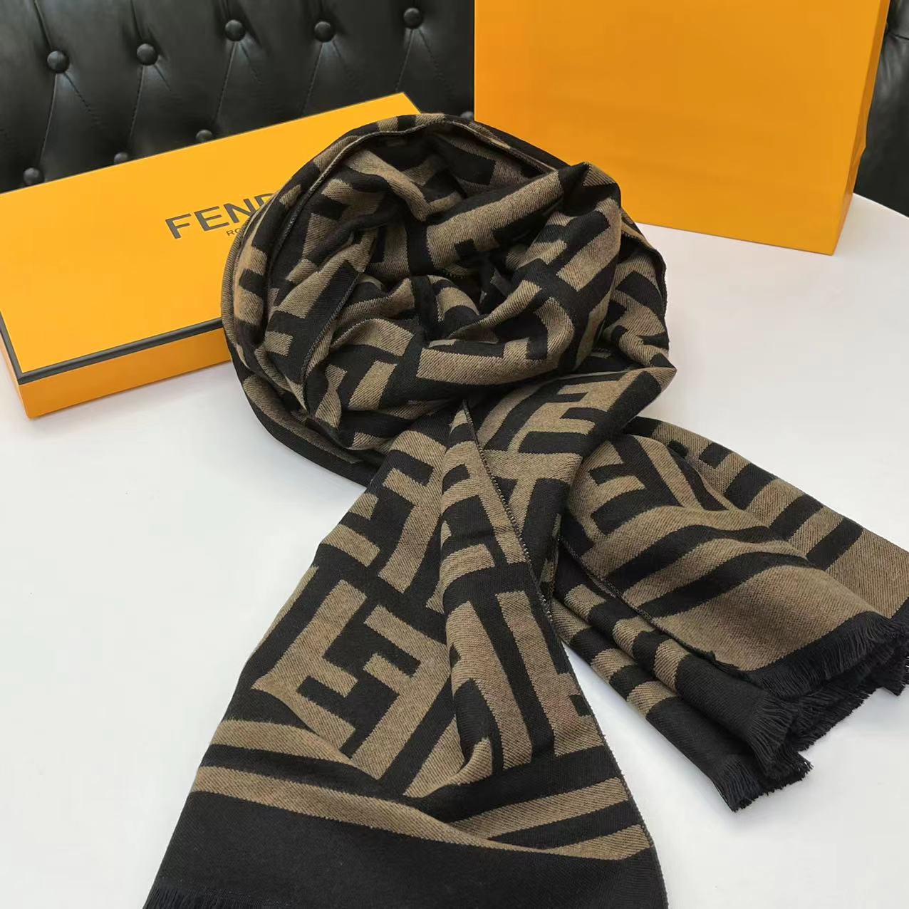 Fendi/芬迪 全套包装发票高品质羊绒单色双面围巾披肩