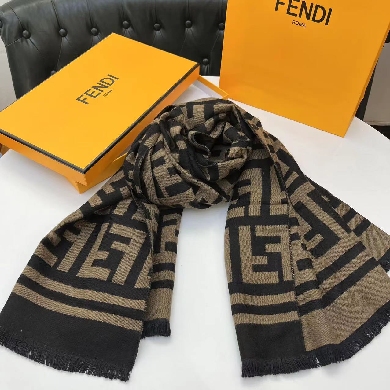 Fendi/芬迪 全套包装发票高品质羊绒单色双面围巾披肩