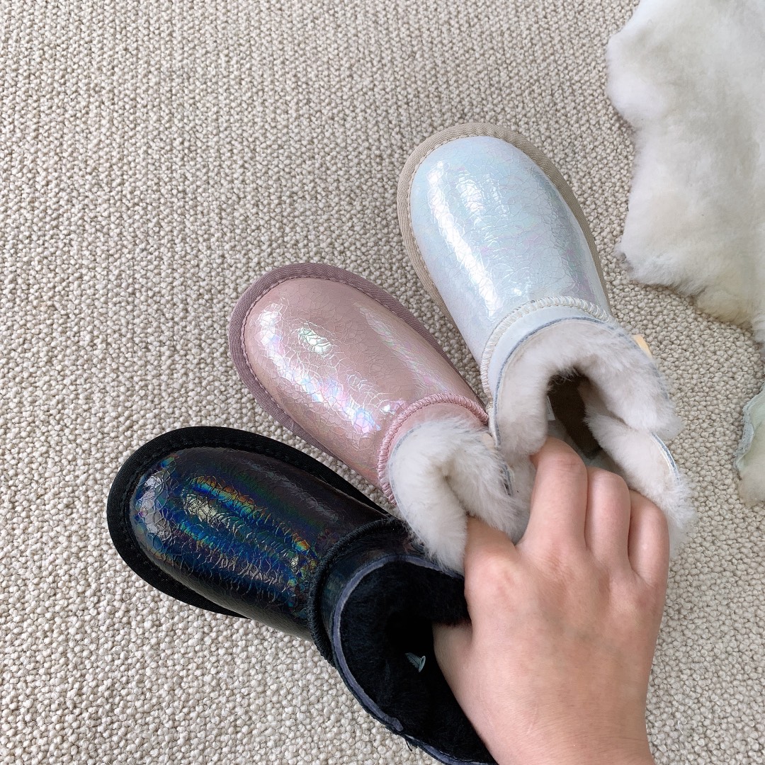 图片[2]-UGG羊毛雪地靴 镭射木扣系列三色～ 材质：头层牛皮压花➕羊毛，防滑牛筋底 ✦既可以时尚好看，也可以防水防污☝🏻 尺码：童25-35-选品中心