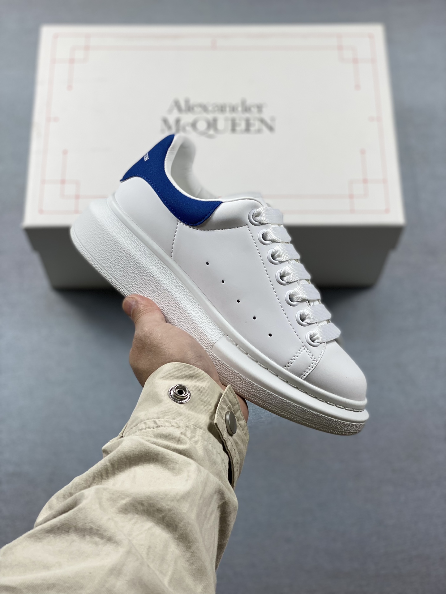 Italian high-end luxury brand Alexander McQueen Alexander McQueen Sole Leather Sneakers low-top fashion thick-soled casual sports white shoes