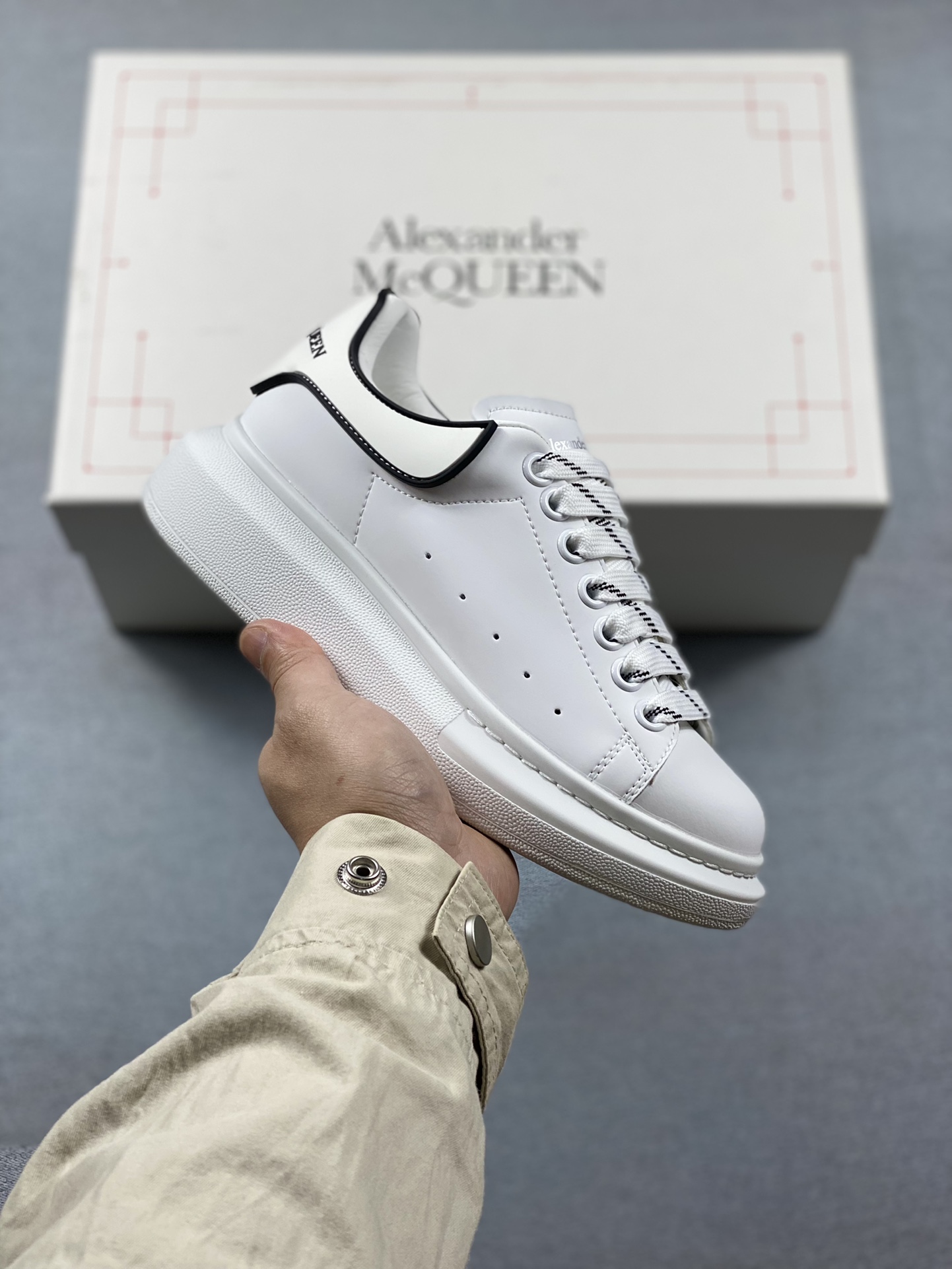 Italian high-end luxury brand Alexander McQueen Alexander McQueen Sole Leather Sneakers low-top fashion thick-soled casual sports white shoes