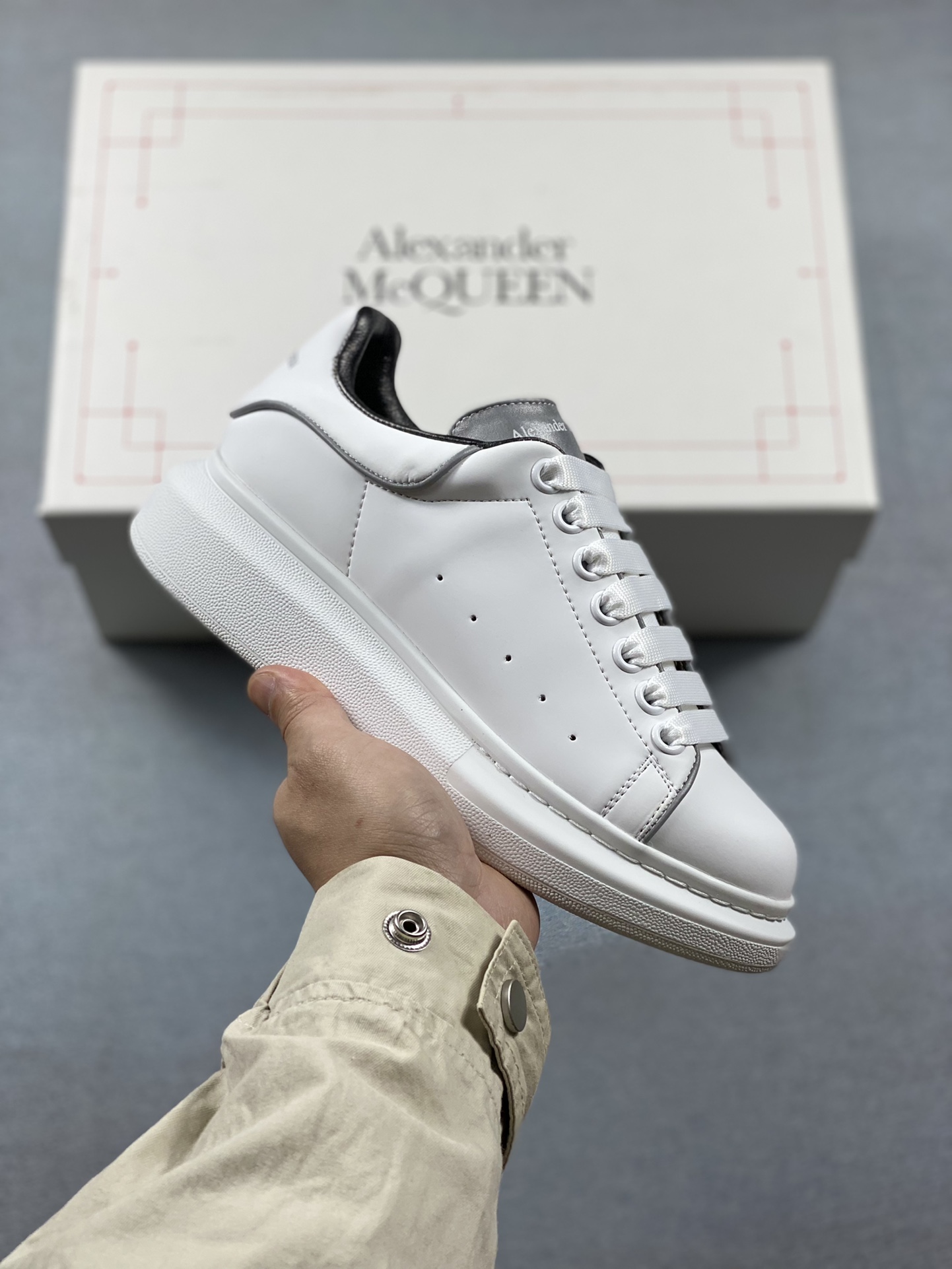 Italian high-end luxury brand Alexander McQueen Alexander McQueen Sole Leather Sneakers low-top fashion thick-soled casual sports white shoes