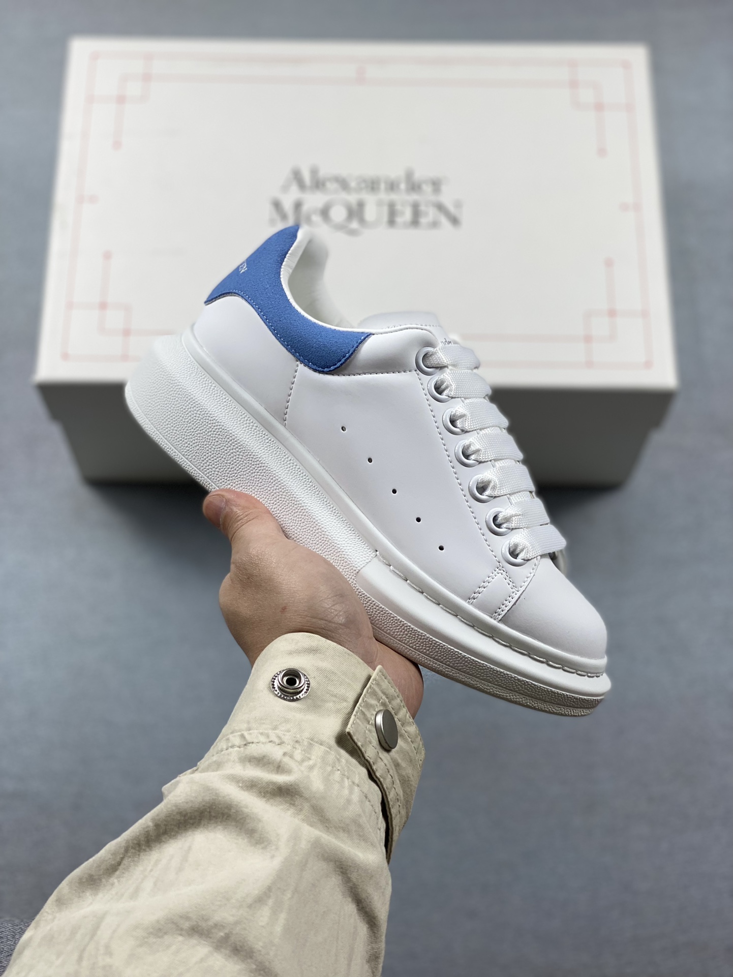 Italian high-end luxury brand Alexander McQueen Alexander McQueen Sole Leather Sneakers low-top fashion thick-soled casual sports white shoes