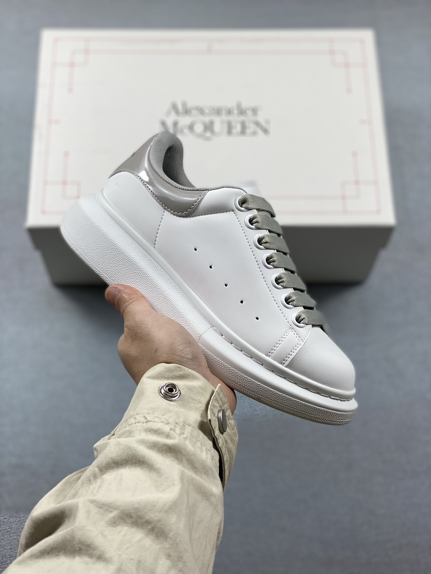 Italian high-end luxury brand Alexander McQueen Alexander McQueen Sole Leather Sneakers low-top fashion thick-soled casual sports white shoes