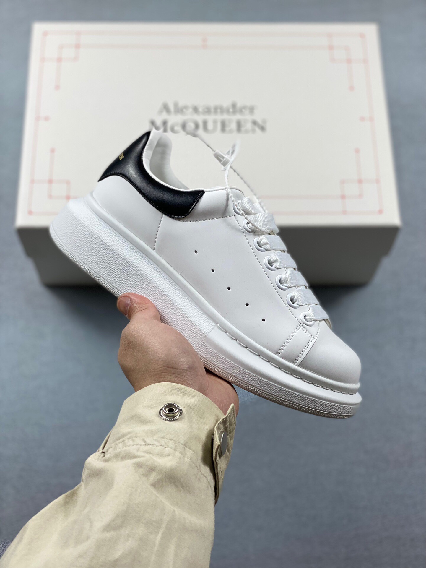 Italian high-end luxury brand Alexander McQueen Alexander McQueen Sole Leather Sneakers low-top fashion thick-soled casual sports white shoes