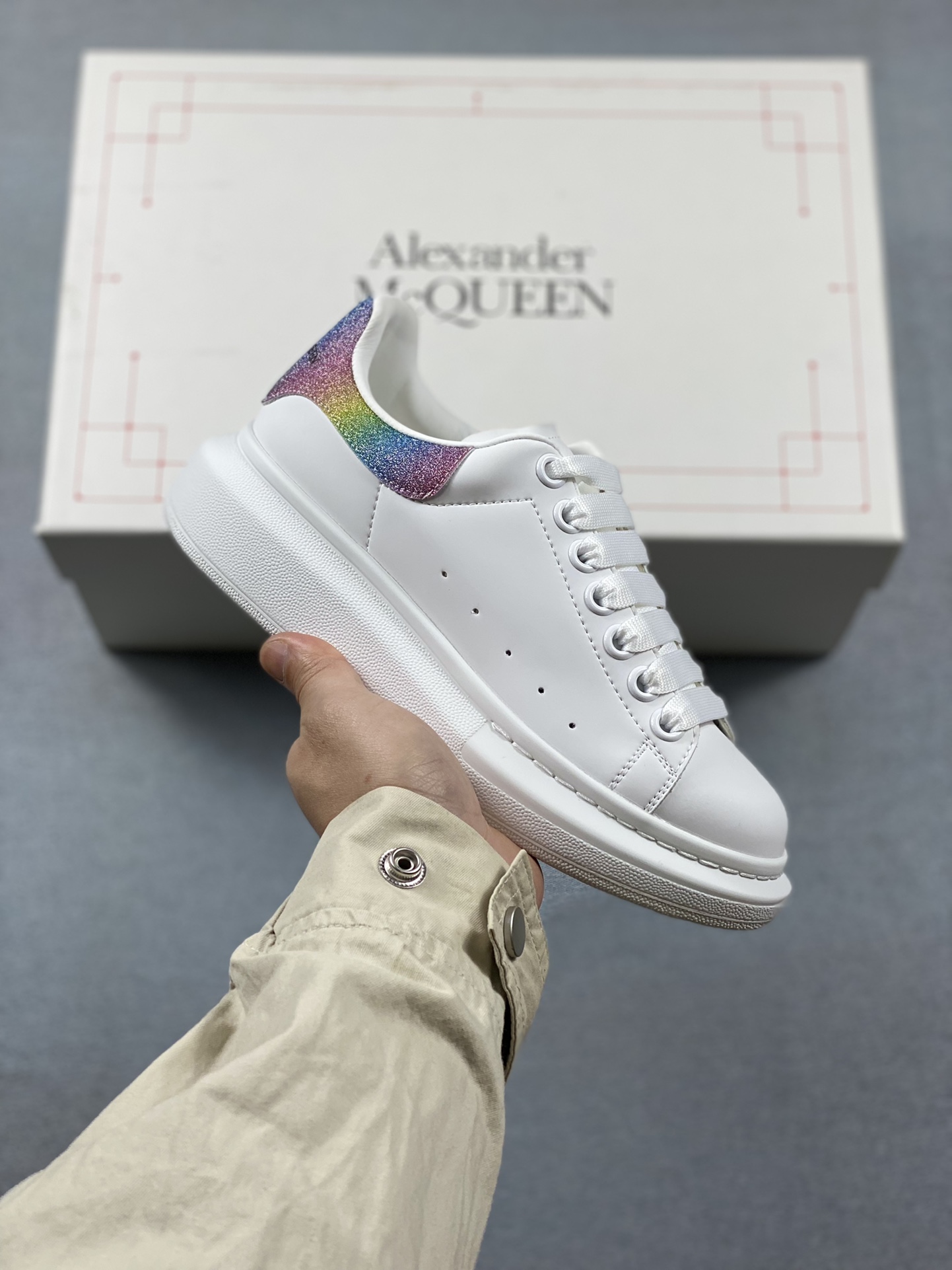 Italian high-end luxury brand Alexander McQueen Alexander McQueen Sole Leather Sneakers low-top fashion thick-soled casual sports white shoes