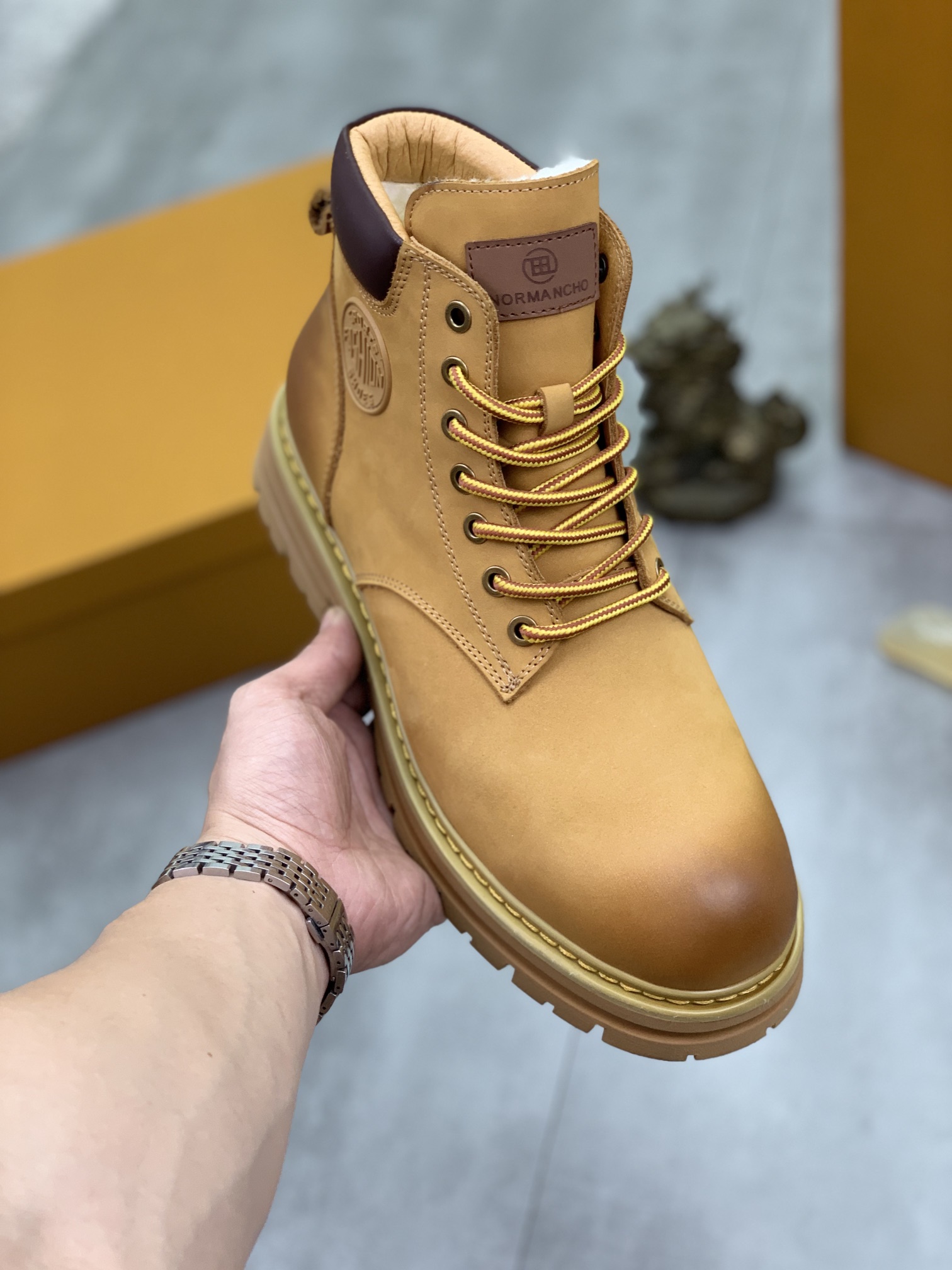 L5 真羊毛高品质UGG爆款男鞋官方网同步正品品质不是一般市场仿货可比拟的鞋面为进口意大利磨砂牛皮,内里：垫脚级真羊毛只有A级才能显效果 手感柔滑细腻鞋型大气,只有正品厂才能做到原厂大底完美的韧性 才能让客户告别一次性消费 真羊毛里 超级保暖.黑色 黄色可选 男码数：37-45