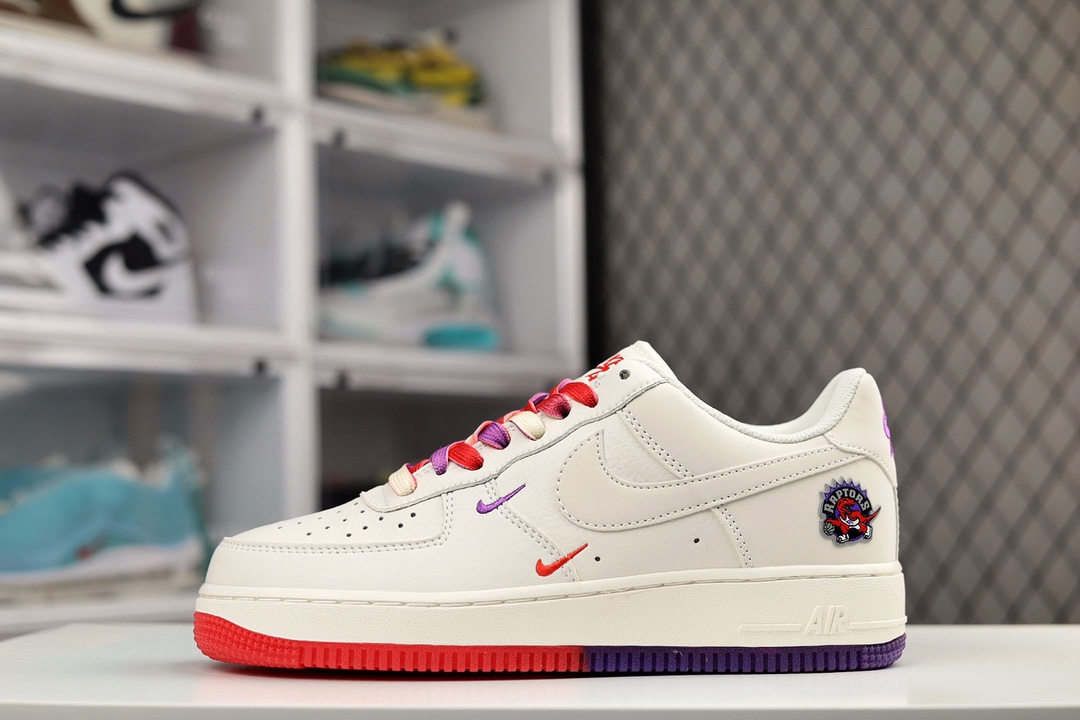 H5 海外限量发售 公司级 Nike Air Force 1 Low ’07 “米红紫”多伦多猛龙队 城市限定低帮空军一号休闲板鞋 定制头成皮料 3M反光 原楦原纸板 水晶双色大底 纯正版型 内置全掌气垫