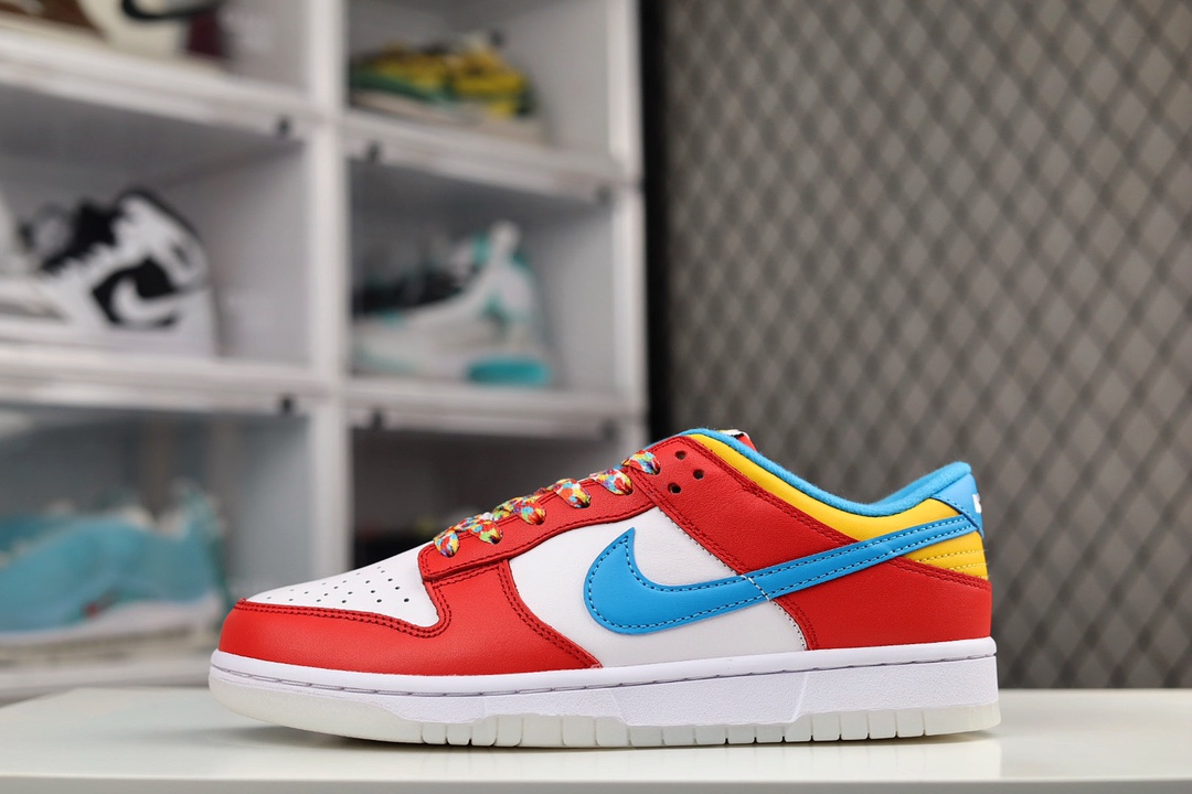 H5 大次 LeBron James x Nike Dunk Low 水果麦片低帮运动休闲板鞋。 鞋身选用红、白、蓝、黄等醒目颜色进行搭配，在鞋舌与鞋垫上分别出现 Fruity Pebbles 文字与满印图案，点明主题。之后，在后跟拼接皮革位置还出现 James 标志性的符号，最后搭配半透明水晶外底完成整体设计。除了一副水果麦片鞋带外，另外还有一白一紫两副鞋带提供多种穿搭选择，凸显 James 所效力的洛杉矶湖人队