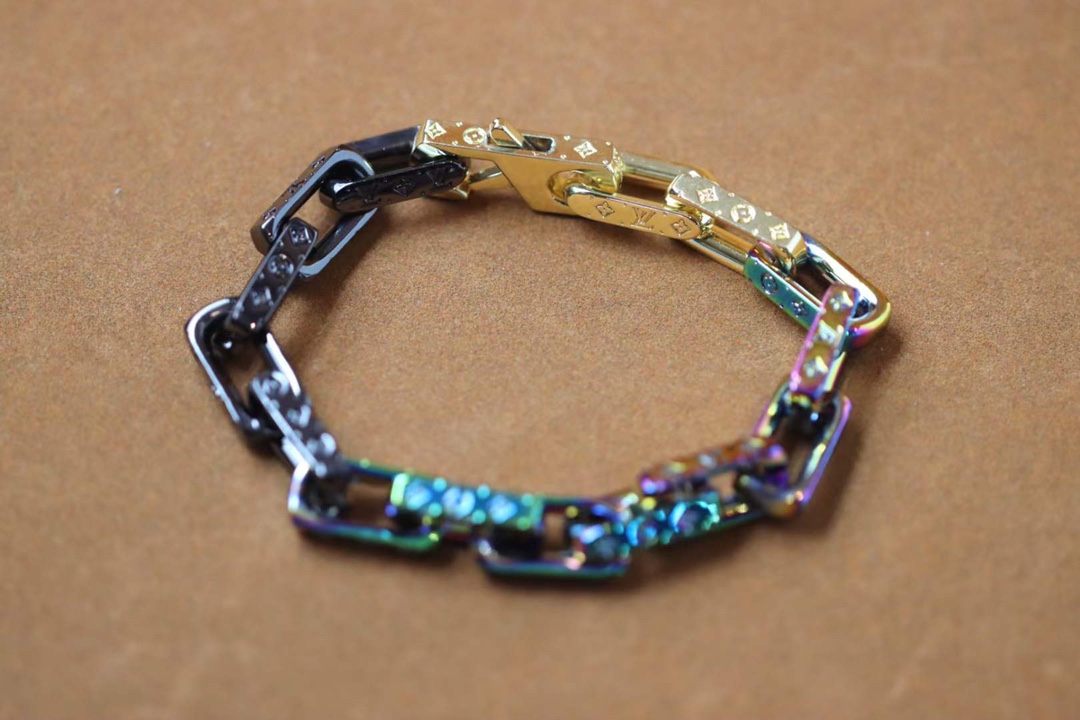 NO:102087,p115Louis Vuitton White Spliced ​​Quenched Men's Cuban Bracelet Original Model Opening, Official Website Price 9, RMB, Autumn Series Witnesses the Modern Performance of Damier Chain Necklace. Nylon and enamel show the pioneering meaning of classic designs, Monogram inscriptions and Damier Graphite patterns add attention to the details. Chain length 20 cm, Lv bracelet, louis vuitton, louis vuitton, necklace, bracelet19860909p115Louis Vuitton 白色拼接淬火男士古巴手链 原版开模,官网在售价9,人民币, 秋季系列见证 Damier 链条项链的摩登迭演.锦纶和珐琅令经典设计展露先锋意味,Monogram 铭纹和 Damier Graphite 图案再添瞩目细节. 链长20厘米,Lv手链,louis vuitton,louis vuitton,necklace,bracelet,Jewelry