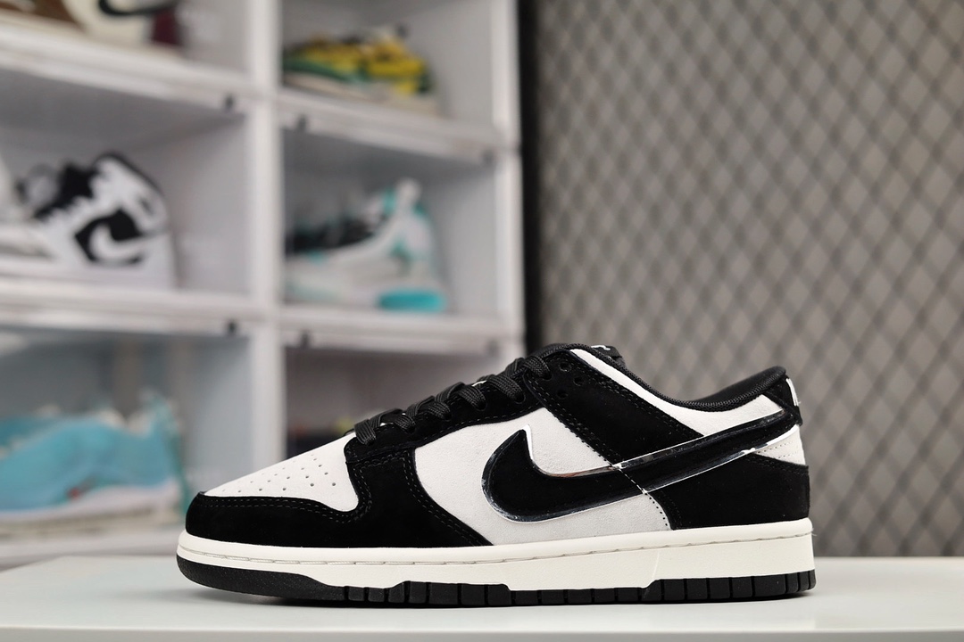 I5 Otomo Katsuhiro x NK SB Dunk Low “Steamboy OST” 大友克洋联名 蒸汽少年系列 配色以主人公雷为基调 浓重的怀旧味道 秋冬专属配色 鞋身整体采用麂皮材质打造 以摩卡为主色调 在框架以及Swoosh处采用了米白色拼接而成 鞋带、鞋身整体视觉效果十分亮眼 此外鞋舌以及鞋垫则采用了黑色打造 鞋垫上的NK标签采用浅棕色点缀 鞋底则采用白色中底搭配棕色外底呈现 为整个设计收尾